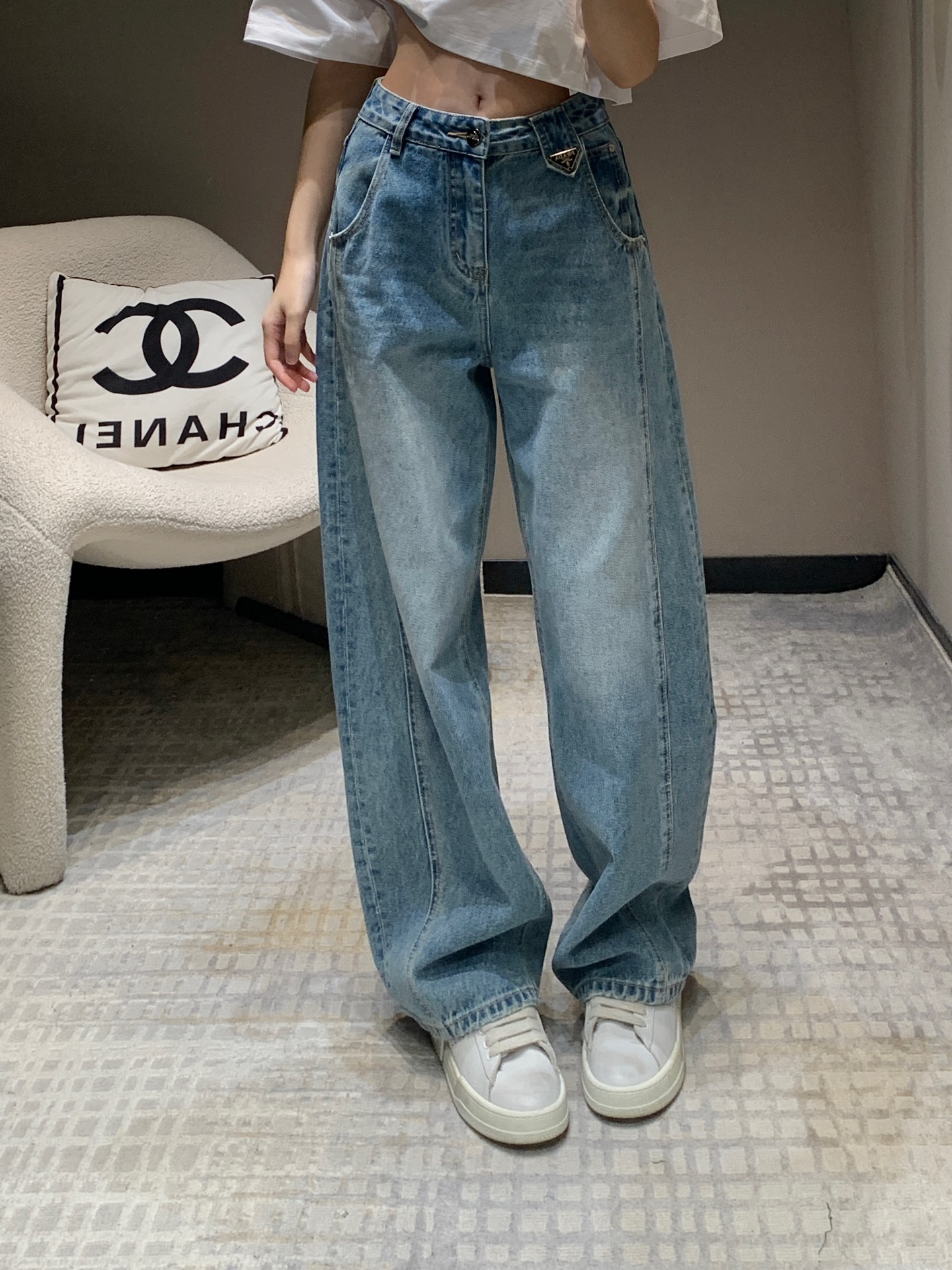 NO:309277,Batch Prad* 25Ss early spring new style, triangle mark gradient embroidered jean trousers丨Exclusive high-end production!  Jeans are really fashionable and versatile single-purpose items, heavy industry washing water is completely different from the regular style. They are very sexy. The upper body is absolutely king jeans. The texture of the pants is really amazing. The high-waisted loose style is just right. The length of the pants stretches the leg lines to create neat and long legs!  The huge slimness is matched with loose wide-leg pants, which is the top leader who covers the flesh and looks slimming. It is both A and cool and can easily wear it with various tops in daily life. It is not a good-looking leg shape. You can wear any body shape!  Whoever wears it has thin straight and long legs!  It's really easy to wear and it's very popular!  Big recommendation!  Sisters all rushed for me!  S/M/L, prada, jeans, alexander wang19860909批 Prad* 25Ss早春新款 三角标渐变色刺绣牛仔长裤丨独家高版出品！牛仔裤真的是时髦又不嫌多的百搭单品重工洗水完全区别于常规款 个性感十足 上身绝对王炸牛仔裤 裤型质感真的绝了高腰宽松的版型 恰好的裤长 拉伸腿部线条 营造利落大长腿！巨显瘦在搭配宽松的阔腿裤版型就是遮肉显瘦的一把手了 又A又飒日常搭配各种上衣都能轻松穿出时尚达人感～不挑腿型 什么身材通通可以穿！谁穿谁是细直大长腿！ 真的好穿到不行 而且出镜率很高！重磅推荐！姐妹们都给我冲！现货发售S/M/L,,prada,jeans,alexander wang,Women's clothing