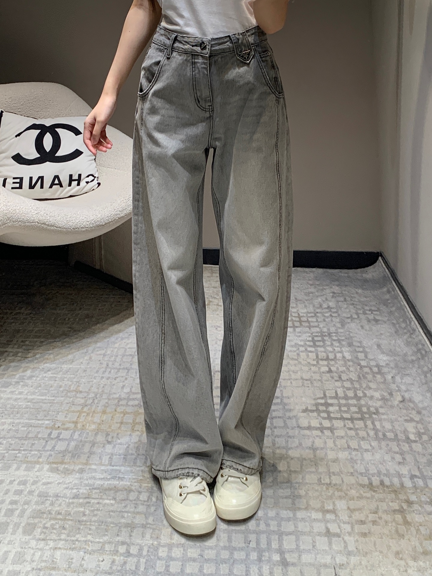 NO:309254,Batch Prad* 25Ss early spring new style, triangle mark gradient embroidered jean trousers丨Exclusive high-end production!  Jeans are really fashionable and versatile single-purpose items, heavy industry washing water is completely different from the regular style. They are very sexy. The upper body is absolutely king jeans. The texture of the pants is really amazing. The high-waisted loose style is just right. The length of the pants stretches the leg lines to create neat and long legs!  The huge slimness is matched with loose wide-leg pants, which is the top leader who covers the flesh and looks slimming. It is both A and cool and can easily wear it with various tops in daily life. It is not a good-looking leg shape. You can wear any body shape!  Whoever wears it has thin straight and long legs!  It's really easy to wear and it's very popular!  Big recommendation!  Sisters all rushed for me!  S/M/L, prada, jeans, alexander wang19860909批 Prad* 25Ss早春新款 三角标渐变色刺绣牛仔长裤丨独家高版出品！牛仔裤真的是时髦又不嫌多的百搭单品重工洗水完全区别于常规款 个性感十足 上身绝对王炸牛仔裤 裤型质感真的绝了高腰宽松的版型 恰好的裤长 拉伸腿部线条 营造利落大长腿！巨显瘦在搭配宽松的阔腿裤版型就是遮肉显瘦的一把手了 又A又飒日常搭配各种上衣都能轻松穿出时尚达人感～不挑腿型 什么身材通通可以穿！谁穿谁是细直大长腿！ 真的好穿到不行 而且出镜率很高！重磅推荐！姐妹们都给我冲！现货发售S/M/L,,prada,jeans,alexander wang,Women's clothing