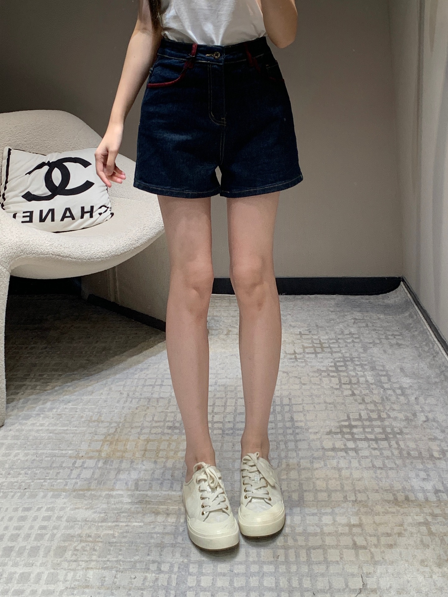 NO:309266,Batch Mium*u 25Ss early spring new style, red embroidered letter shorts in the back pocket | Exclusive high-end production!  Use primary color yeast washing process, fixed weaving, dyeing and washing process, selected imported denim fabric, soft and comfortable texture, back pocket embroidered letter design, high waist shorts style, upper body makes you look slimming, whoever wears it, whoever looks slimming series, any body shape can be used Customized yb hardware accessories, texture online~Spot S/M/L,,miumiu, shorts,alexander wang19860909批 Mium*u 25Ss早春新款 后袋红刺绣字母短裤丨独家高版出品！采用原色酵母水洗工艺 定织定染洗水工艺 精选进口牛仔面料 质感柔软舒适 后袋刺绣字母设计 高腰短裤版型 上身显瘦显腿长 谁穿谁显瘦系列 任何身形都可驾驭 定制yb五金配件,质感在线~现货发售S/M/L,,miumiu,shorts,alexander wang,Women's clothing