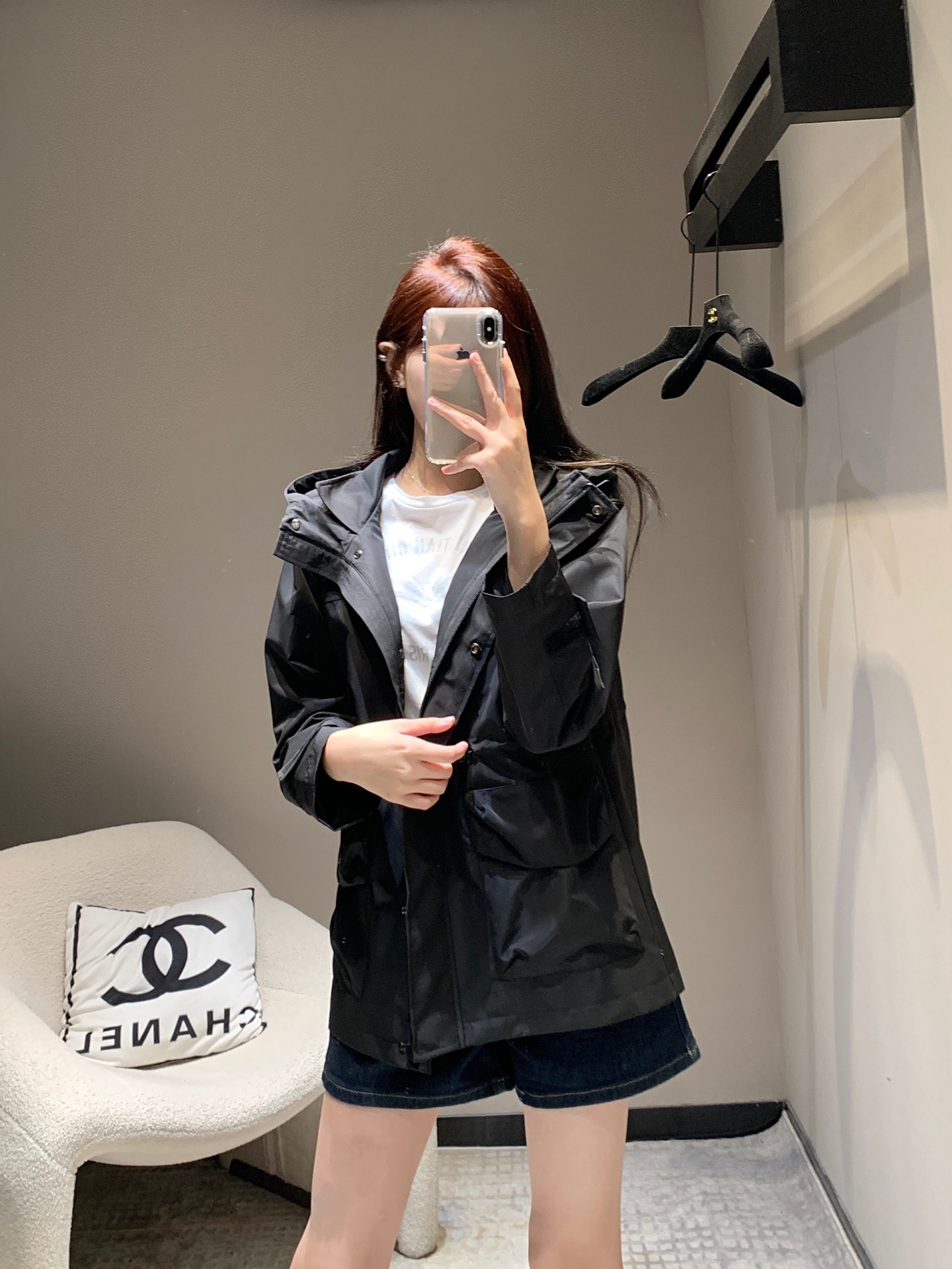 NO:311267,Bulk Burbe*ry 25Ss early spring new style, fashionable workwear waist-closing mid-length hooded windbreaker jacket丨Exclusive high-end production!  The casual and trendy temperament of the upper body, the appropriate relaxation feels easily creates an atmosphere outfit~ the loose silhouette cut and drawstring design are full of details~ the whole jacket is loose, the inclusive style is very good!  The hooded design is casual and generous. The shoulder-dropped and loose silhouette highlights the lazy feeling of the dress, casual and fashionable!  All body types can be easily controlled. The upper body is handsome and stylish, and can cover the flesh and make you look slimming. Custom fabrics are used. Fashionable guys can BI, please wear it quickly!  S/M/L, Burberry, jackets & coats, jackets & coats, hats, alexander wang19860909批 Burbe*ry 25Ss早春新款 时尚工装收腰中长款连帽风衣外套丨独家高版出品！上身的休闲潮人气质,适当的松弛感轻松营造氛围感穿搭～宽松的廓形剪裁以及抽绳设计细节感满满 ～整件夹克是宽松的版型包容性非常好！连帽设计随性大方 落肩与宽松的廓型凸显穿着的慵懒感 随意又不失时髦感！各种体型都可以轻松驾驭 上身帅气有型还能遮肉显瘦 采用定制面料 时髦精们BI入好吧赶紧穿起来！现货发售S/M/L,,burberry,jackets & coats,jackets & coats,hats,alexander wang,Women's clothing