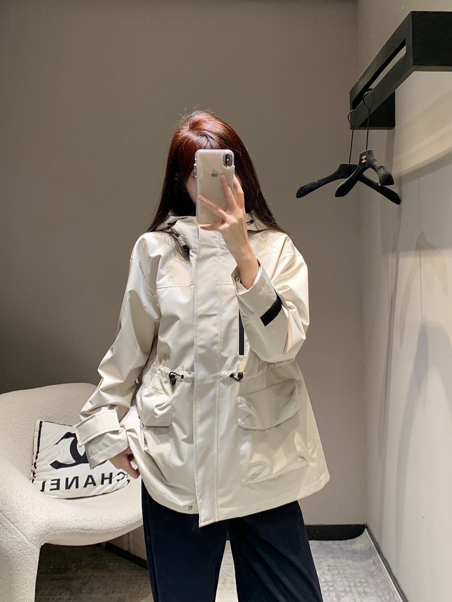 NO:311271,Bulk Burbe*ry 25Ss early spring new style, fashionable workwear waist-closing mid-length hooded windbreaker jacket丨Exclusive high-end production!  The casual and trendy temperament of the upper body, the appropriate relaxation feels easily creates an atmosphere outfit~ the loose silhouette cut and drawstring design are full of details~ the whole jacket is loose, the inclusive style is very good!  The hooded design is casual and generous. The shoulder-dropped and loose silhouette highlights the lazy feeling of the dress, casual and fashionable!  All body types can be easily controlled. The upper body is handsome and stylish, and can cover the flesh and make you look slimming. Custom fabrics are used. Fashionable guys can BI, please wear it quickly!  S/M/L, Burberry, jackets & coats, jackets & coats, hats, alexander wang19860909批 Burbe*ry 25Ss早春新款 时尚工装收腰中长款连帽风衣外套丨独家高版出品！上身的休闲潮人气质,适当的松弛感轻松营造氛围感穿搭～宽松的廓形剪裁以及抽绳设计细节感满满 ～整件夹克是宽松的版型包容性非常好！连帽设计随性大方 落肩与宽松的廓型凸显穿着的慵懒感 随意又不失时髦感！各种体型都可以轻松驾驭 上身帅气有型还能遮肉显瘦 采用定制面料 时髦精们BI入好吧赶紧穿起来！现货发售S/M/L,,burberry,jackets & coats,jackets & coats,hats,alexander wang,Women's clothing