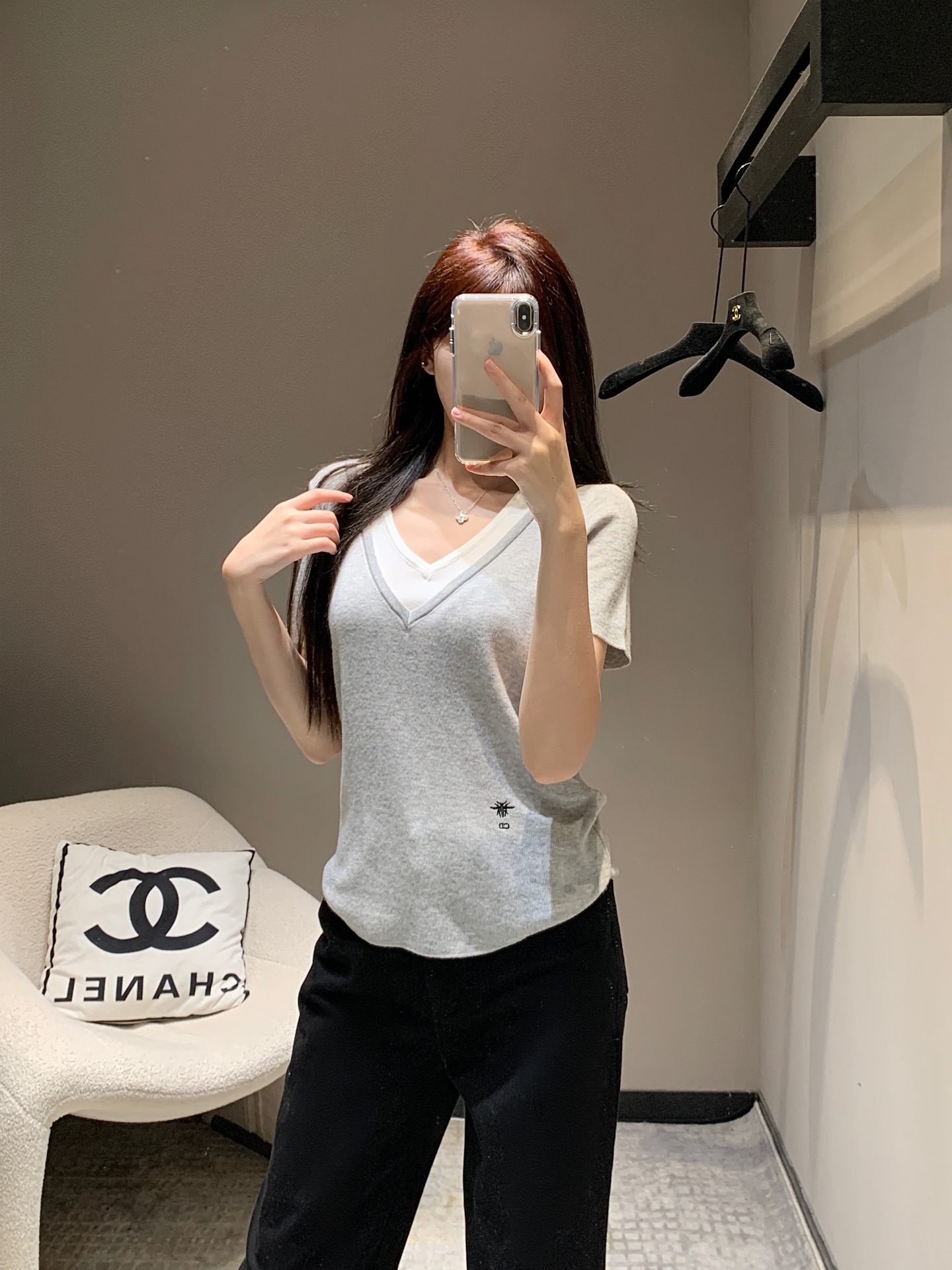 NO:310300,Batch Dio* 25Ss early spring new style contrasting color fake two-piece short-sleeved knitted top丨Exclusive high-end production!  Wool yarn weaving, comfortable, soft and elastic, V-neck, slightly transparent lining, V-neck half-open knitted short-sleeved fake two-piece style, the inner inside is exposed at the neckline, forming a color collision with the outer layer, rich design layering, CD bee logo embellishes the waist side to highlight the brand's high-end style, ready-to-wear is comfortable and elastic, adding a lively atmosphere to the outfit. S/M/L, dior, T-shirt, alexander wang19860909批 Dio* 25Ss早春新款 撞色假两件短袖针织上衣丨独家高版出品！羊毛纱线织造 舒适软糯 弹力十足 V领微透内衬V领半开襟针织短袖假两件版型 内里于领口露出 与外层形成颜色碰撞 设计层次感丰富 腰侧位置点缀CD蜜蜂标 彰显品牌高级格调 成衣舒适有弹力 为穿搭增添活泼气息 现货发售S/M/L,,dior,T-shirt,alexander wang,Women's clothing