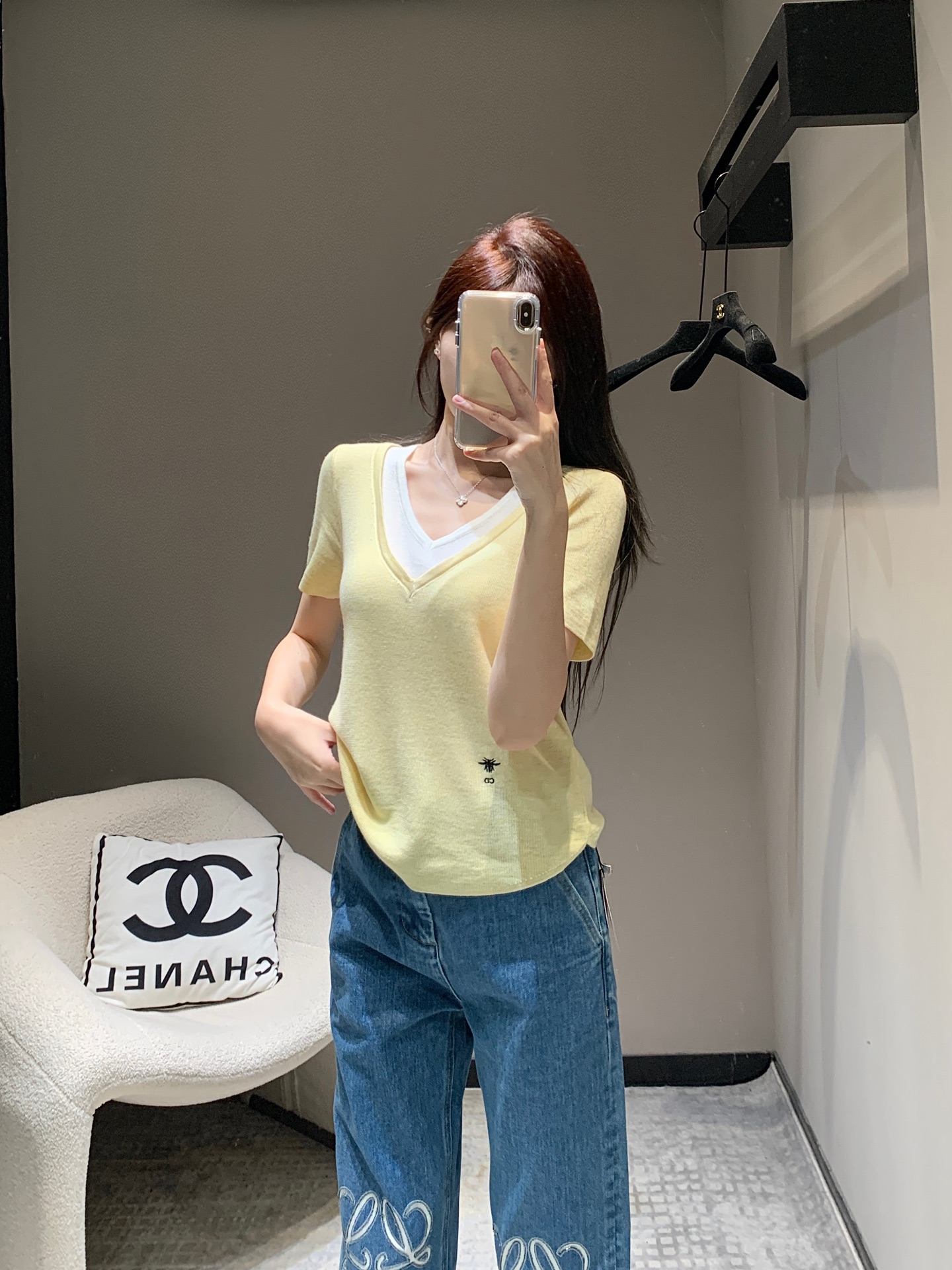 NO:310306,Batch Dio* 25Ss early spring new style contrasting color fake two-piece short-sleeved knitted top丨Exclusive high-end production!  Wool yarn weaving, comfortable, soft and elastic, V-neck, slightly transparent lining, V-neck half-open knitted short-sleeved fake two-piece style, the inner inside is exposed at the neckline, forming a color collision with the outer layer, rich design layering, CD bee logo embellishes the waist side to highlight the brand's high-end style, ready-to-wear is comfortable and elastic, adding a lively atmosphere to the outfit. S/M/L, dior, T-shirt, alexander wang19860909批 Dio* 25Ss早春新款 撞色假两件短袖针织上衣丨独家高版出品！羊毛纱线织造 舒适软糯 弹力十足 V领微透内衬V领半开襟针织短袖假两件版型 内里于领口露出 与外层形成颜色碰撞 设计层次感丰富 腰侧位置点缀CD蜜蜂标 彰显品牌高级格调 成衣舒适有弹力 为穿搭增添活泼气息 现货发售S/M/L,,dior,T-shirt,alexander wang,Women's clothing