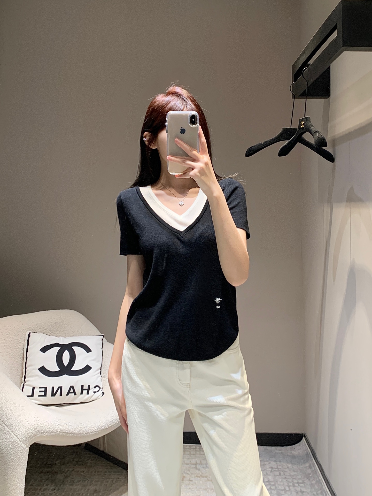 NO:310310,Dio* 25Ss early spring new style contrasting color fake two-piece short-sleeved knitted top | Exclusive high-end production!  Wool yarn weaving, comfortable, soft and elastic, V-neck, slightly transparent lining, V-neck half-open knitted short-sleeved fake two-piece style, the inner inside is exposed at the neckline, forming a color collision with the outer layer, rich design layering, CD bee logo embellishes the waist side to highlight the brand's high-end style, ready-to-wear is comfortable and elastic, adding a lively atmosphere to the outfit. S/M/L, dior, T-shirt, alexander wang19860909批Dio* 25Ss早春新款 撞色假两件短袖针织上衣丨独家高版出品！羊毛纱线织造 舒适软糯 弹力十足 V领微透内衬V领半开襟针织短袖假两件版型 内里于领口露出 与外层形成颜色碰撞 设计层次感丰富 腰侧位置点缀CD蜜蜂标 彰显品牌高级格调 成衣舒适有弹力 为穿搭增添活泼气息 现货发售S/M/L,,dior,T-shirt,alexander wang,Women's clothing