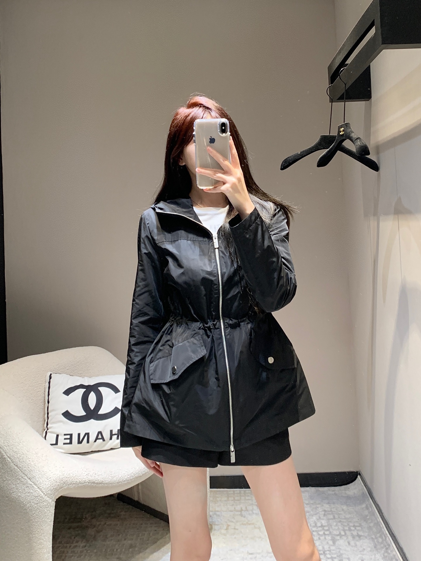 NO:311263,Bulk Burbe*ry 25Ss early spring new style, waist-closed two-way zipper hooded windbreaker jacket丨Exclusive high-end production!  The fabric has a thin texture, very light, and is comfortable on the upper body, suitable for early spring and autumn wear. The simple sense of line, customized hardware zipper, the style is elegant and simple, and it is light and comfortable to wear. It is extremely urban luxury, low-key and elegant, and has a casual and lazy chic feeling. The upper body has a very good effect, it is quite broad and stylish, and the drooping feels natural!  Perfect workmanship quality depends on the details!  S/M/L, Burberry, Jackets & coats, Hats, Alexander wang19860909批 Burbe*ry 25Ss早春新款 收腰双向拉链连帽风衣外套丨独家高版出品！面料质感比较薄,十分轻盈,上身舒适,适合早春秋穿着.简约的线条感,定制五金拉链,款式大气简洁,穿着轻便舒适,极具都市奢华又低调雅致,更有那种随意慵懒的潇洒感,上身效果非常之好,挺阔有型,垂感自然！完美做工品质看细节！现货发售S/M/L,,burberry,jackets & coats,hats,alexander wang,Women's clothing