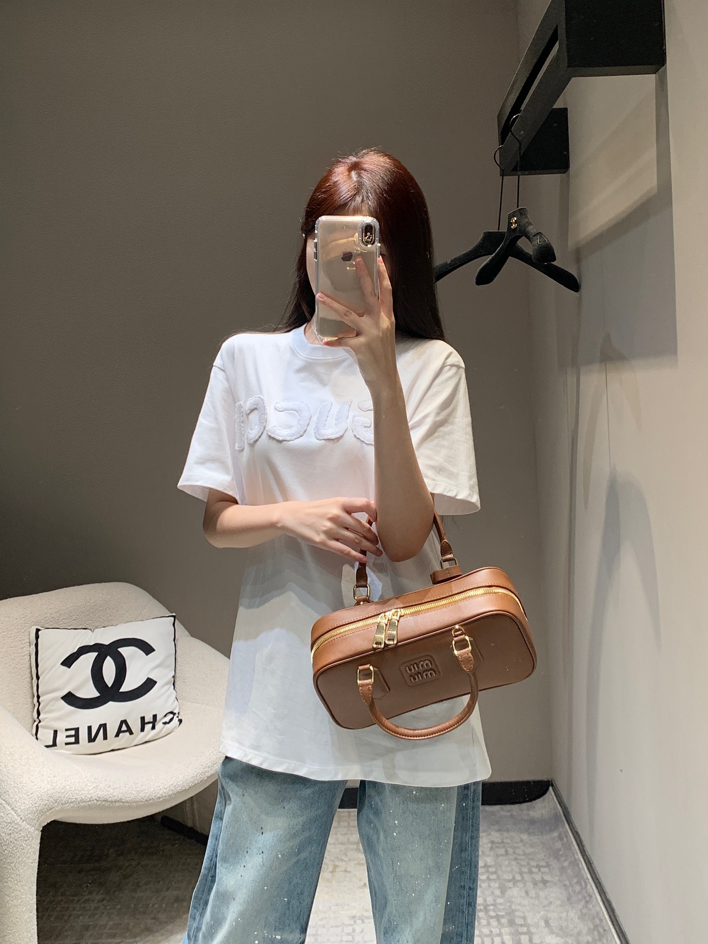 NO:310292,Bulk Gucc* 25Ss early spring new style letter embroidered round neck short-sleeved T-shirt丨Exclusive high-end production!  A very refreshing short-sleeved tee!  Clean and refreshing, full of youthful vitality, it’s really hard not to love it!  The concave shape is a perfect look. The classic small round neck design is simple and easy to wear. It is eye-catching when walking on the street!  The youthful and energetic feel is loose and not picky about the figure at all!  It is inclusive and covers the flesh and makes you look thin!  Both appearance and comfort!  Custom fabrics with 100% textures that are super comfortable!  All the items of all seasons are closed!  S/M/L, gucci, T-shirt,tees, t-shirt,alexander wang19860909批Gucc* 25Ss早春新款 字母刺绣圆领短袖T恤丨独家高版出品！特别清爽的一款短袖tee！干净又清爽 满满的青春活力 真的狠难不爱啊！凹起造型来妥妥的好看经典的小圆领设计简洁好穿 走在街上吸睛度满分！青春又活力的感觉宽松版型完全不挑身材！包容性好遮肉显瘦！颜值与舒适兼具！穿出街回头率百分百定制面料 质感超级舒适！四季款的单品 都给我闭眼冲！现货发售S/M/L,,gucci,T-shirt,tees，t-shirt,alexander wang,Women's clothing