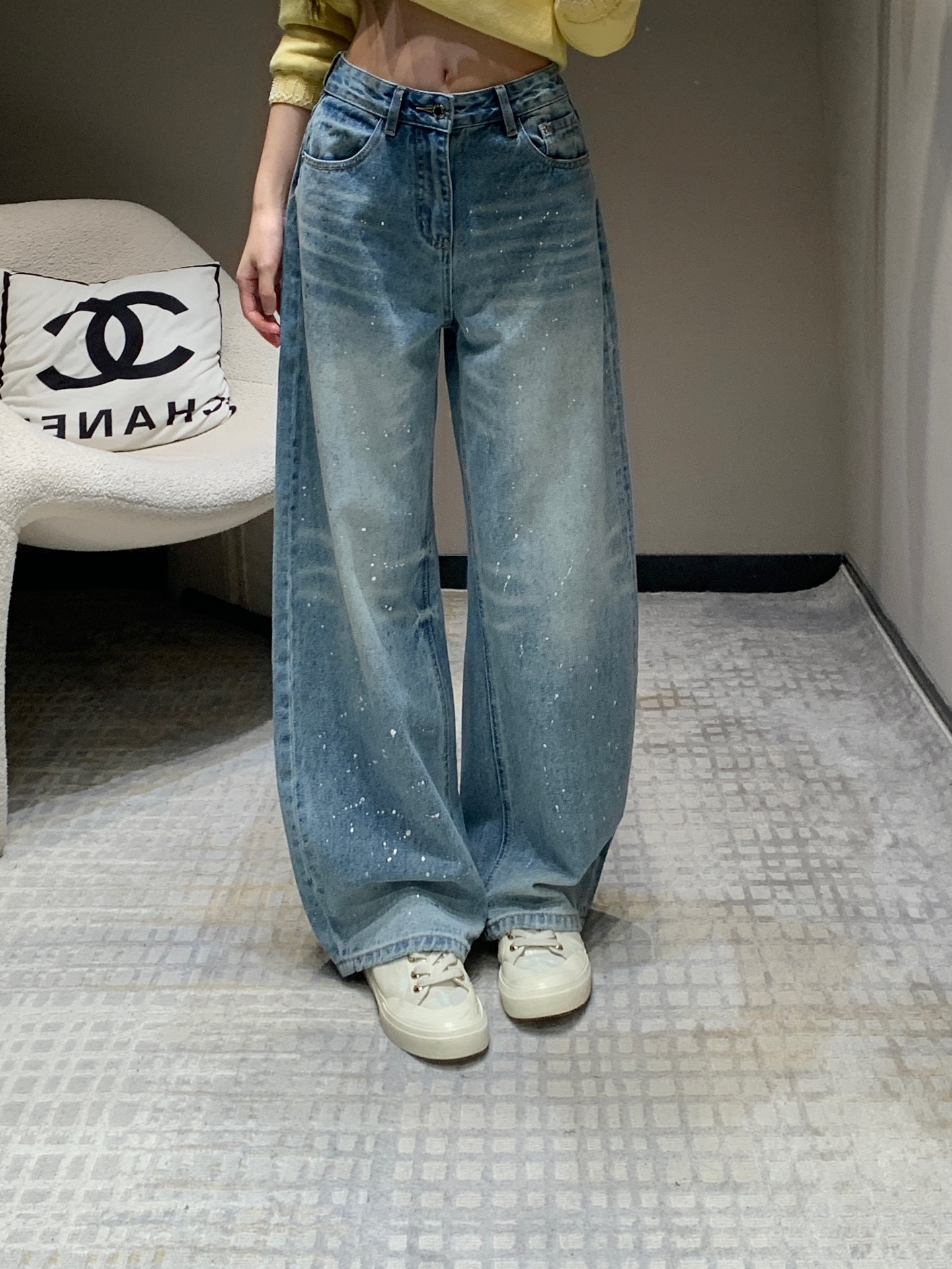 NO:310284,Alexand*r wang 25Ss early spring new style inkjet washing denim trousers | Exclusive high-end production!  Choose high-quality fabrics, craftsmanship and gradient color washing, star-like inkjet. The crisp style and personal design are combined with exclusive brand accessories and decoration, making you the most unique existence. The quality of workmanship depends on the details!  S/M/L, alexander wang19860909批 Alexand*r wang 25Ss早春新款 喷墨洗水牛仔长裤丨独家高版出品！选用优质面料,工艺渐变色洗水,点点星光般的喷墨 挺括的版型与个性的设计相结合,专属品牌配件装饰,让你成为最独特的存在.做工品质看细节！现货发售S/M/L,,alexander wang,Women's clothing