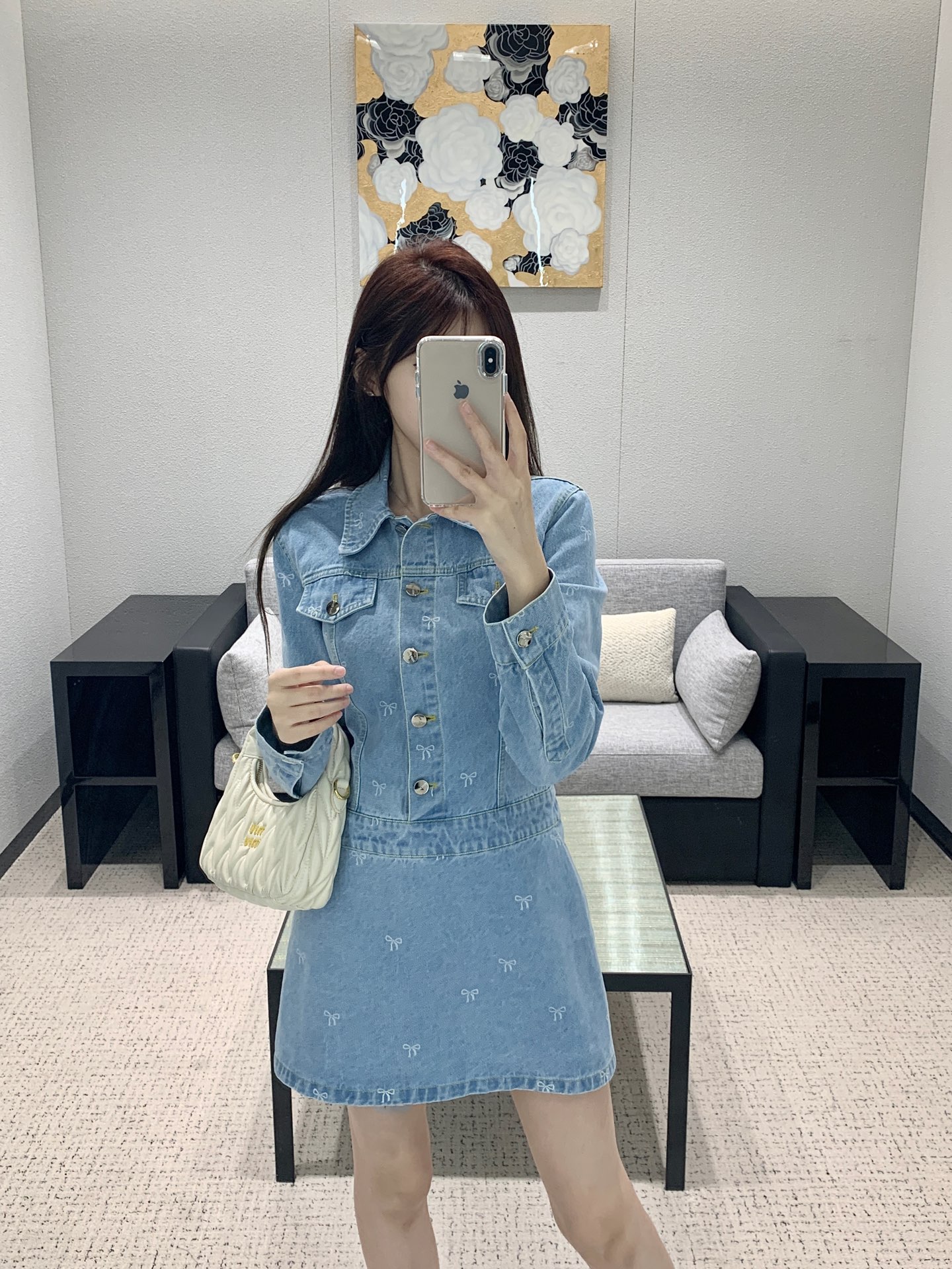 NO:310773,Batch Miumi* 25Ss early spring new style retro style blue denim dress丨Exclusive high-end production!  The overall feeling of a wrap-around skirt. A-line skirt with loose amount can well modify the body shape and visually extend the body proportions. In short, it is a beautiful and fashionable style. It is recommended to fry chicken, and it is available in stock. S/M/L, miumiu, skirts, alexander wang19860909批 Miumi* 25Ss早春新款 复古气质蓝色牛仔连衣裙丨独家高版出品！整体穿起来属于包臂裙的感觉 带有松量的A字裙能很好的修饰身形视觉上也能起到一定的拉长身材比例的效果 总而言之就是好看又时髦稳入的一款哦、炒鸡推荐、现货发售S/M/L,,miumiu,skirts,alexander wang,Women's clothing