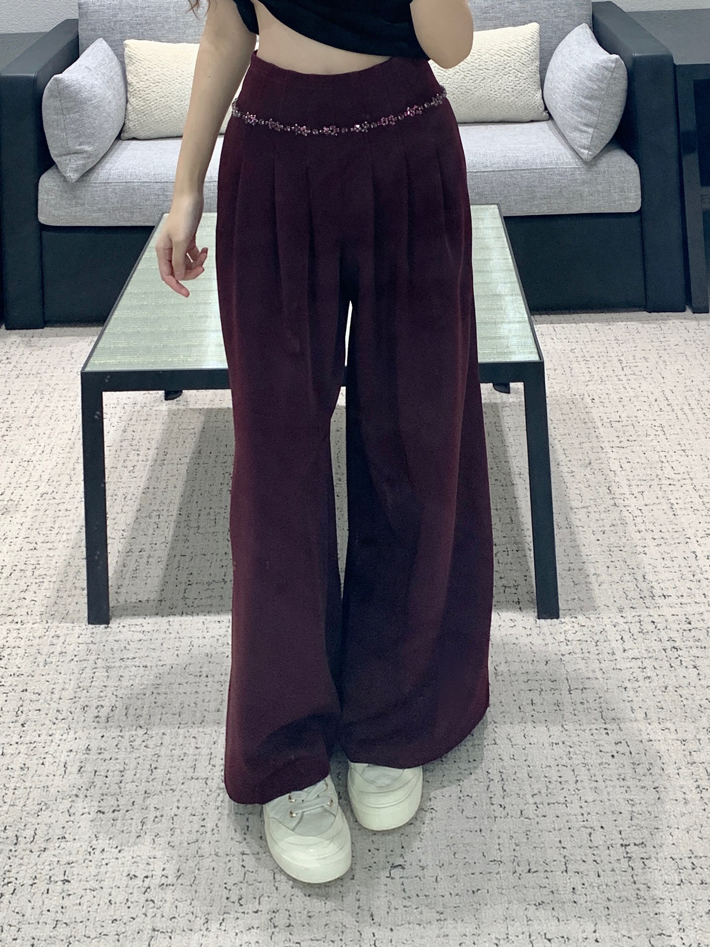 NO:310764,Crack Chane* 25C ​​Early Spring New Style Chain Decorated Wrinkled Wide Leg Pants | Exclusive High-end Production!  The pants that are sure to enjoy the atmosphere in early spring are here!  Wide-legged pants interpret French elegant temperament and super high-end body!  It is simply a versatile king long-legged artifact in the wardrobe!  The style is extremely slim!  Simple combinations can create the casual and fashionable aura of fashion experts!  The high-end temperament is absolutely open to the trousers. The pants are invincible in terms of design and small details. They are very inclusive. Sisters who don’t pick on people will make me ~ S/M/L are on sale in stock, chanel, alexander wang19860909批 Chane* 25C早春新款 链条装饰褶皱阔腿裤丨独家高版出品！早春氛围感必入的裤子来啦！阔腿裤演绎法式优雅气质上身超高级！简直就是衣柜的百搭王大长腿神器！版型显瘦绝绝子！简单搭配都能穿出时尚达人随意又时髦的气场！高级气质绝对开挂 裤子无论是版型设计还是小细节上都无敌好看宽松版型 包容性大 不挑人穿姐妹们都给我冲～现货发售S/M/L,,chanel,alexander wang,Women's clothing
