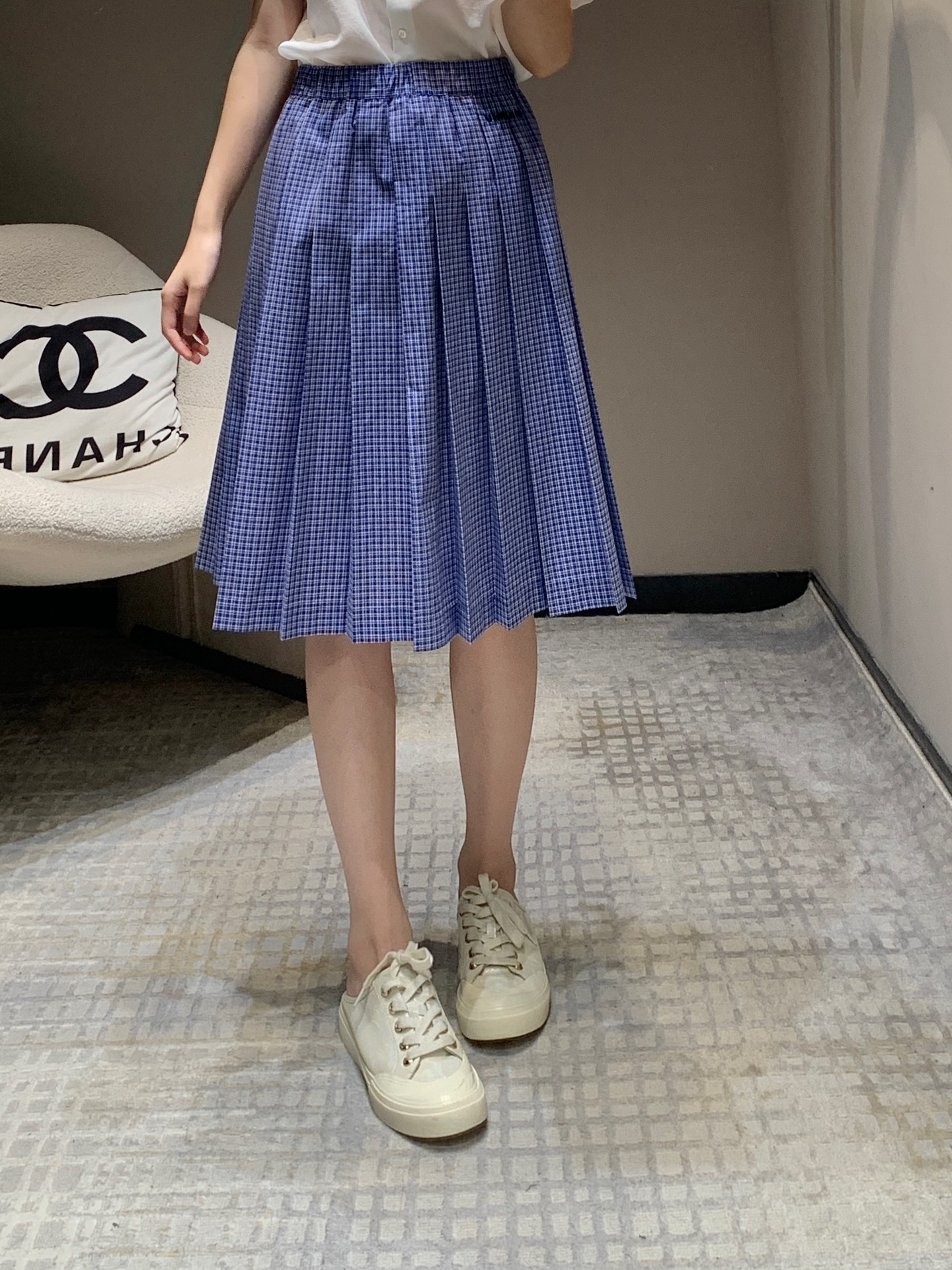 NO:310774,Batch Miumi* 25Ss Spring and Summer New Style Continue Miu tone Blue Plaid Pleated Skirt | Exclusive YB development!  High-end production!  Girls' group style is moving, original custom plaid pattern, full style, cut in place, zero modification, and exquisite embroidery. All details are online. The workmanship quality depends on the details, and it is on sale in stock. S/M/L,,miumiu, skirts, alexander wang19860909批 Miumi* 25Ss春夏新款 继续miu腔调 蓝格子百褶半裙丨独家yb开发！高版出品！女团学院风走起 原版定制的格子纹路 格调拉满 版型裁剪到位 零改动哦 还有精致的刺绣 所有细节都在线 做工品质看细节,现货发售 S/M/L,,miumiu,skirts,alexander wang,Women's clothing