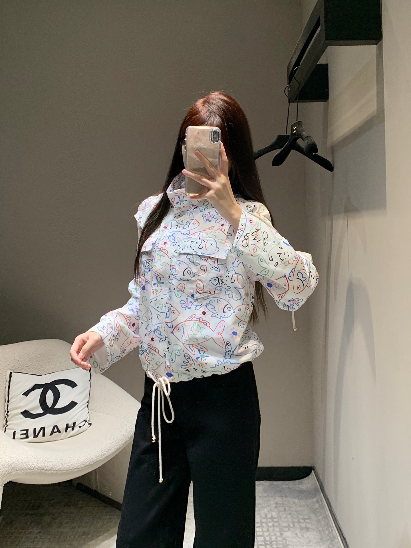 NO:311305,Chane* 25Ss early spring new style, underwater world Xiaoyu graffiti printed sunscreen windbreaker hooded jacket丨Exclusive high-end production!  The drawstring adjustment design is not picky about people. The classic style is huge and slimming on the upper body!  A cute and age-reducing sporty girlish style!  A must-have item for white and rich beauty!  S/M/L, Chanel, Jackets & coats,hats,alexander wang19860909批Chane* 25Ss早春新款 海底世界小鱼涂鸦印花防晒风衣连帽外套丨独家高版出品！抽绳调节设计不挑人经典版型上身巨显瘦！可可爱爱的减龄运动少女风！白富美必备单品！现货发售 S/M/L,,chanel,jackets & coats,hats,alexander wang,Women's clothing