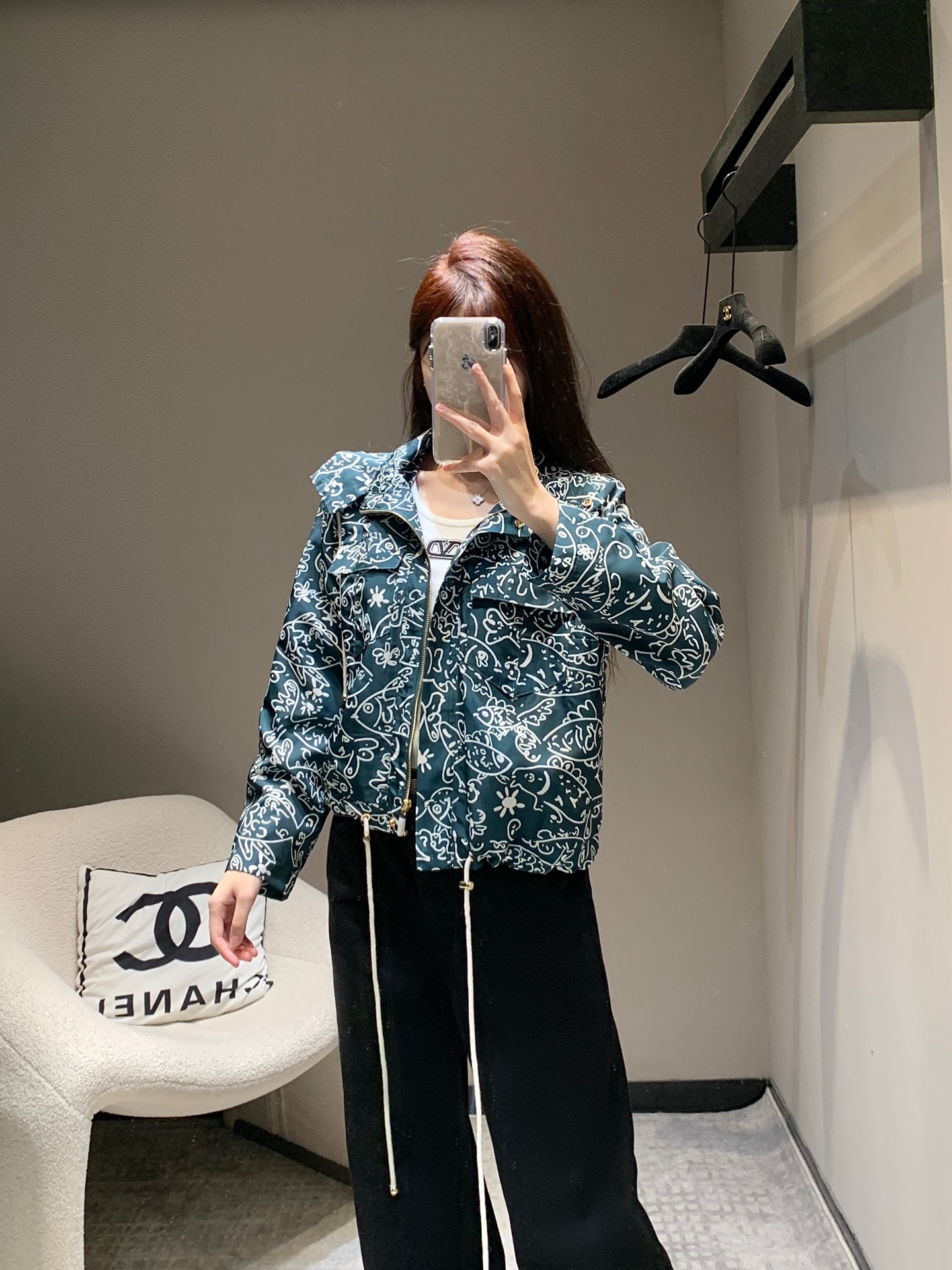 NO:311308,Crack Chane* 25Ss Early Spring New Style Undersea World Xiaoyu Graffiti Printed Sunscreen Trench Coat Hooded Jacket | Exclusive high-end production!  The drawstring adjustment design is not picky about people. The classic style is huge and slimming on the upper body!  A cute and age-reducing sporty girlish style!  A must-have item for white and rich beauty!  S/M/L, Chanel, Jackets & coats,hats,alexander wang19860909批 Chane* 25Ss早春新款 海底世界小鱼涂鸦印花防晒风衣连帽外套丨独家高版出品！抽绳调节设计不挑人经典版型上身巨显瘦！可可爱爱的减龄运动少女风！白富美必备单品！现货发售 S/M/L,,chanel,jackets & coats,hats,alexander wang,Women's clothing