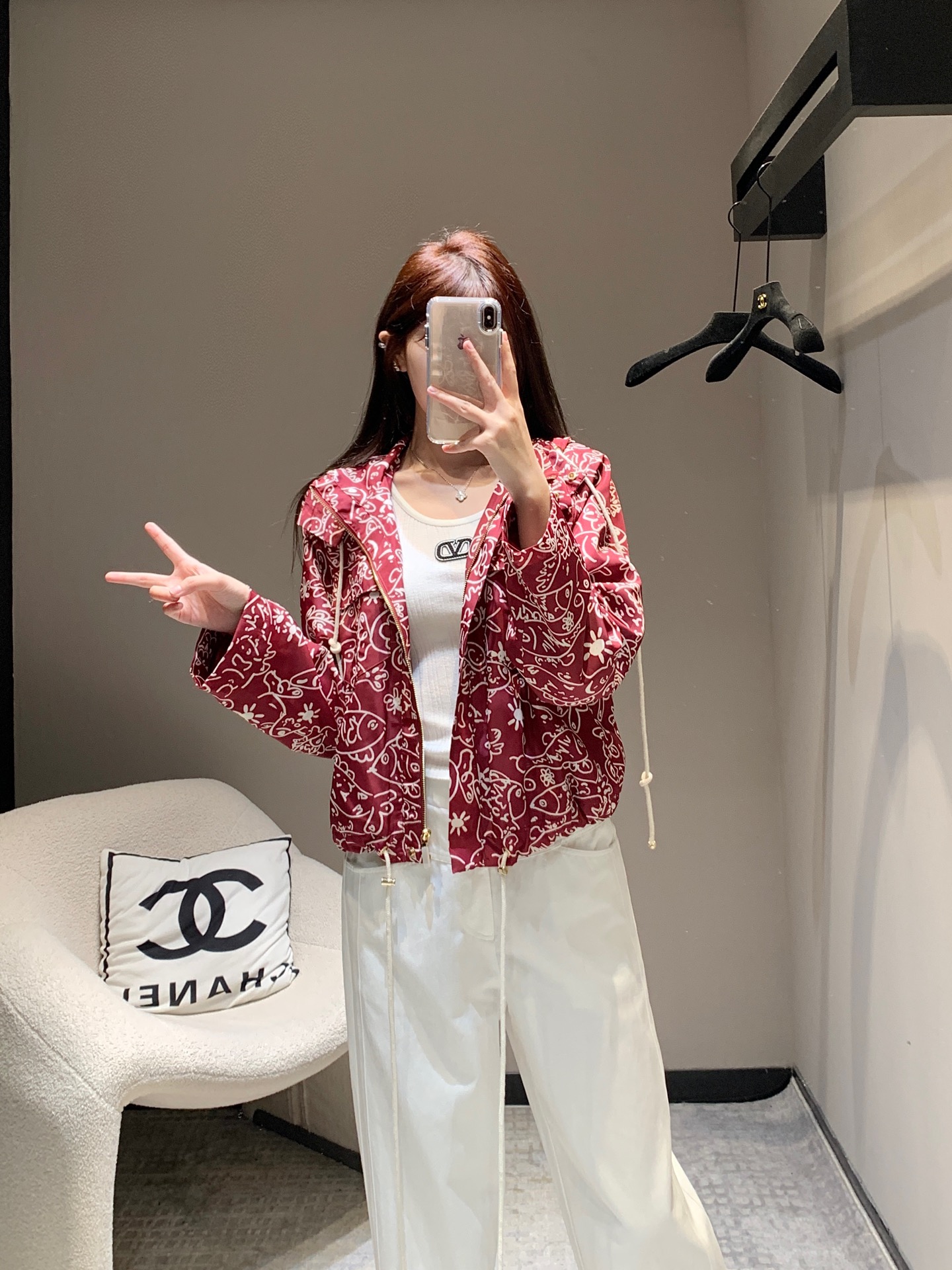 NO:311312,Crack Chane* 25Ss Early Spring New Style Undersea World Xiaoyu Graffiti Printed Sunscreen Trench Coat Hooded Jacket | Exclusive high-end production!  The drawstring adjustment design is not picky about people. The classic style is huge and slimming on the upper body!  A cute and age-reducing sporty girlish style!  A must-have item for white and rich beauty!  S/M/L, Chanel, Jackets & coats,hats,alexander wang19860909批 Chane* 25Ss早春新款 海底世界小鱼涂鸦印花防晒风衣连帽外套丨独家高版出品！抽绳调节设计不挑人经典版型上身巨显瘦！可可爱爱的减龄运动少女风！白富美必备单品！现货发售 S/M/L,,chanel,jackets & coats,hats,alexander wang,Women's clothing