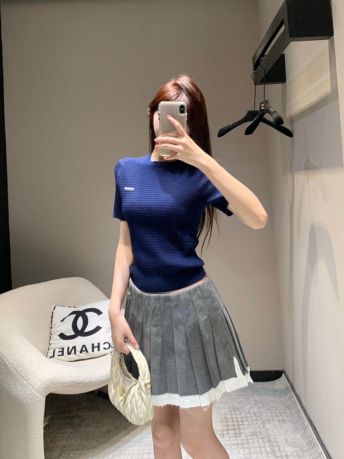 NO:312845,Batch Mium*u 25 spring and summer new products, navy blue retro crimp short-sleeved sweater | Exclusive yb development!  High-end production!  Miu-style classic academy style new product, high-end temperament hidden blue color, retro cable texture full of high-end feel~ round neck slim fit style, tight elastic slim body covering the flesh and showing a thin waist, and the chest is decorated with a classic logo to highlight the fashionable atmosphere, which is completely different from the craftsmanship of the market various low-end products!  Daily practical wear and versatile pull ratio, matched with Miu's latest Maillard pleated skirt, full of girly feel~ On sale S/M/L, Miumiu, skirts, T-shirt, alexander wang19860909批 Mium*u 25春夏新品藏蓝色复古绞花短袖针织衫丨独家yb开发！高版出品！miu式经典学院风新品,高级气质藏蓝色系,复古绞花肌理高级感十足~圆领修身版型,紧致弹性修身上身遮肉显腰细,胸口饰以经典logo徽标凸显时髦气息,完全对版工艺区别市场各种低版货！日常实穿百搭拉比例,搭配miu最新的美拉德百褶小裙子少女感拉满~ 现货发售 S/M/L,,miumiu,skirts,T-shirt,alexander wang,Women's clothing