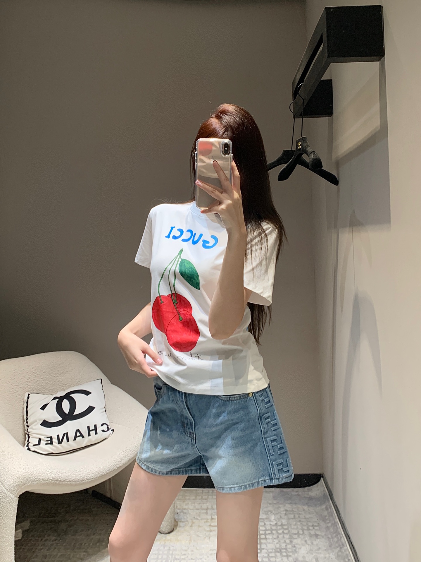 NO:312811,Bulk Gucc* 25Ss early spring new style cherry printed round neck short-sleeved T-shirt | Exclusive yb development!  Exquisite regular version with huge slim upper body!  Customized cherry front and rear prints, low-key and luxurious!  A must-have item for fashionable things unlocks all outfits!  Determine the quality of my home!  Classic items are fashionable and high-end classic styles that are versatile and not picky!  S/M/L, gucci, T-shirt,tees, t-shirt,alexander wang19860909批 Gucc* 25Ss早春新款 樱桃印花圆领短袖T恤丨独家yb开发！精致常规版型上身巨显瘦！定制樱桃前后印花 低调奢华！时髦精必备单品解锁所有穿搭！认准我家品质！经典单品时髦又高级经典版型百搭不挑人！现货发售S/M/L,,gucci,T-shirt,tees，t-shirt,alexander wang,Women's clothing