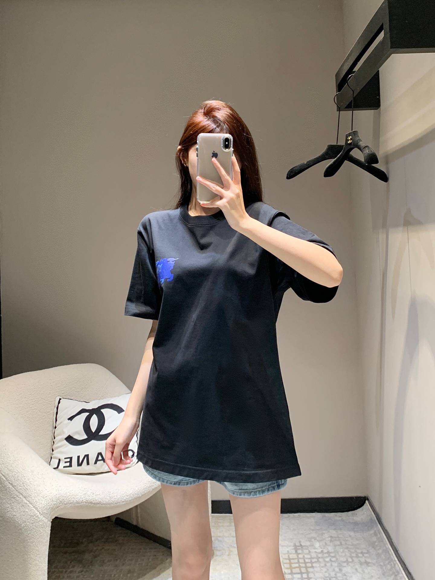 NO:312843,Bulk Burb*rry 25Ss Spring and Summer New Model Micro-label War Horse Printed Round Neck Short-sleeved T-shirt | Exclusive high-end production!  Ink-splashing war horse knight print design, couples versatile pure cotton short-sleeved T-shirt!  The round neck thread is designed with a casual style, showing a loose style. If you have ink-splashing Knight War Horse print, please choose the normal size. Machine-washed loose short-sleeved one is the best matching item for BUR fans in spring and summer. It is an absolute treasure. A short-sleeved series that trendy men and women must buy!  !  S/M/L, Burberry, T-shirt,tees, t-shirt,alexander wang19860909批 Burb*rry 25Ss春夏新款 微标战马印花圆领短袖T恤丨独家高版出品！泼墨战马骑士印花设计,情侣款百搭纯棉短袖T恤！圆领螺纹采休闲版型设计,呈现宽松版型.有泼墨骑士战马印花请选择平时正常尺码.机洗这款宽松短袖便是我献给BUR粉丝开春春夏最佳的搭配单品,绝对的珍品,潮男潮女必入的短袖系列！！现货发售S/M/L,,burberry,T-shirt,tees，t-shirt,alexander wang,Women's clothing