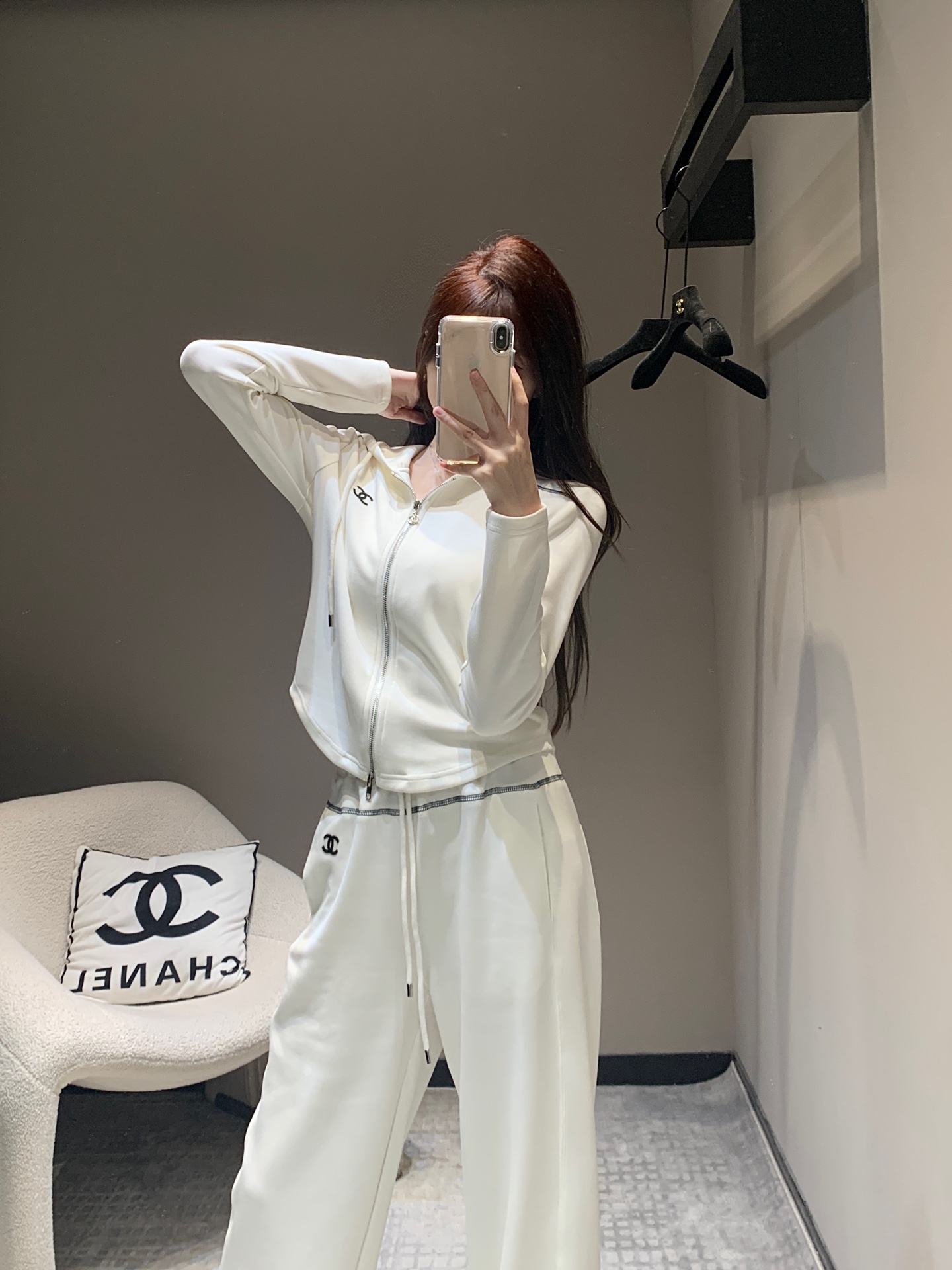 NO:312846,Batch Chane* 25Ss Spring and Summer New Hooded Zipper Jacket   Comfortable Casual Pants Set | Exclusive High-end Production! Fashionable, comfortable, low-key and high-end temperament. You can wear different top and bottom outfits. It is easy to match and not easy to make mistakes. The whole set is more delicate. The upper body has no sense of restraint. The loose style accommodates all body shapes and is not swelling. Simple color. Completely versatile style. S/M/L, chanel, jackets & coats, hats, alexander wang.19860909批 Chane* 25Ss春夏新款 连帽拉链外套 舒适休闲裤套装丨独家高版出品！时髦舒适低调又显高级气质可单穿搭配不一样的上下装 好搭不易出错整套穿着更精致 上身没有任何束缚感的 宽松版型包容各种身材版型且不朧肿 简单的色系 完全百搭的风格 现货发售S/M/L,,chanel,jackets & coats,hats,alexander wang,Women's clothing