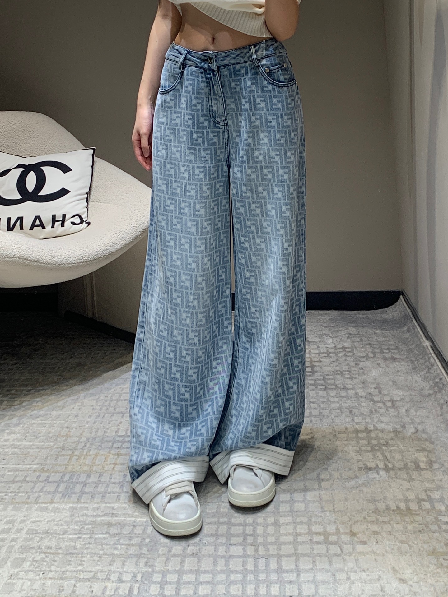 NO:312851,Batch Fend* 25Ss Spring and Summer New Style Letter Print Heavy Industry Washed Cowboy Wide Leg Pants | Exclusive High-end Production!  The style can be directly conferred a god!  The top body is absolutely king jeans!  Slimming, lift your arms and legs in one step, contract your various tops and raise your waistline, so that the smaller one can also wear a three-seven-six-sized body proportion, whoever wears a thin straight and long legs!  Highly recommend the order-scoring speed!  S/M/L, fendi, jeans, alexander wang19860909批 Fend* 25Ss春夏新款 字母印花重工洗水牛仔阔腿裤丨独家高版出品！版型直接可以封神！上身绝对王炸牛仔裤！显瘦提臂拉腿一步到位承包你的各种上衣搭配抬高腰线 让小个子也能穿出三七分身材比例谁穿谁是细直大长腿！强烈推荐砸单速度！现货发售 S/M/L,,fendi,jeans,alexander wang,Women's clothing