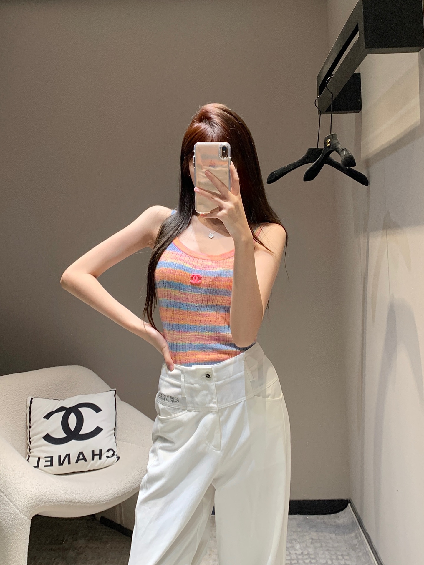 NO:313357,Crack Chane* 25Ss Early Spring New Model Hollow Stripe Knitted Sling Vest丨Exclusive High-edition Production!  Customized wool knitted material, high-quality texture, bright color stripes and vertical pit strips, intertwined texture, combined with the double C three-dimensional logo pattern on the chest, it can better show the exquisite temperament, highlight the high-end feeling of outfit, elastic and tighter, more exquisite, slim outfit, full of relaxation and tone, light luxury and fashionable temperament, single wear and layering, the first choice for fashionable outfits in all seasons!  S/M/L, Chanel, alexander wang19860909批 Chane* 25Ss早春新款 镂空条纹针织吊带背心丨独家高版出品！定制羊毛针织材质 质感高级舒适 通体明亮色系条纹竖坑条肌理交织 配合胸前双C立体徽标图案 更能彰显精致气质 凸显穿搭高级感 弹性松紧更显精致 穿搭显瘦 尽显松弛调性 轻奢时髦气质 单穿叠穿均可 四季时尚穿搭首选！现货发售S/M/L,,chanel,alexander wang,Women's clothing