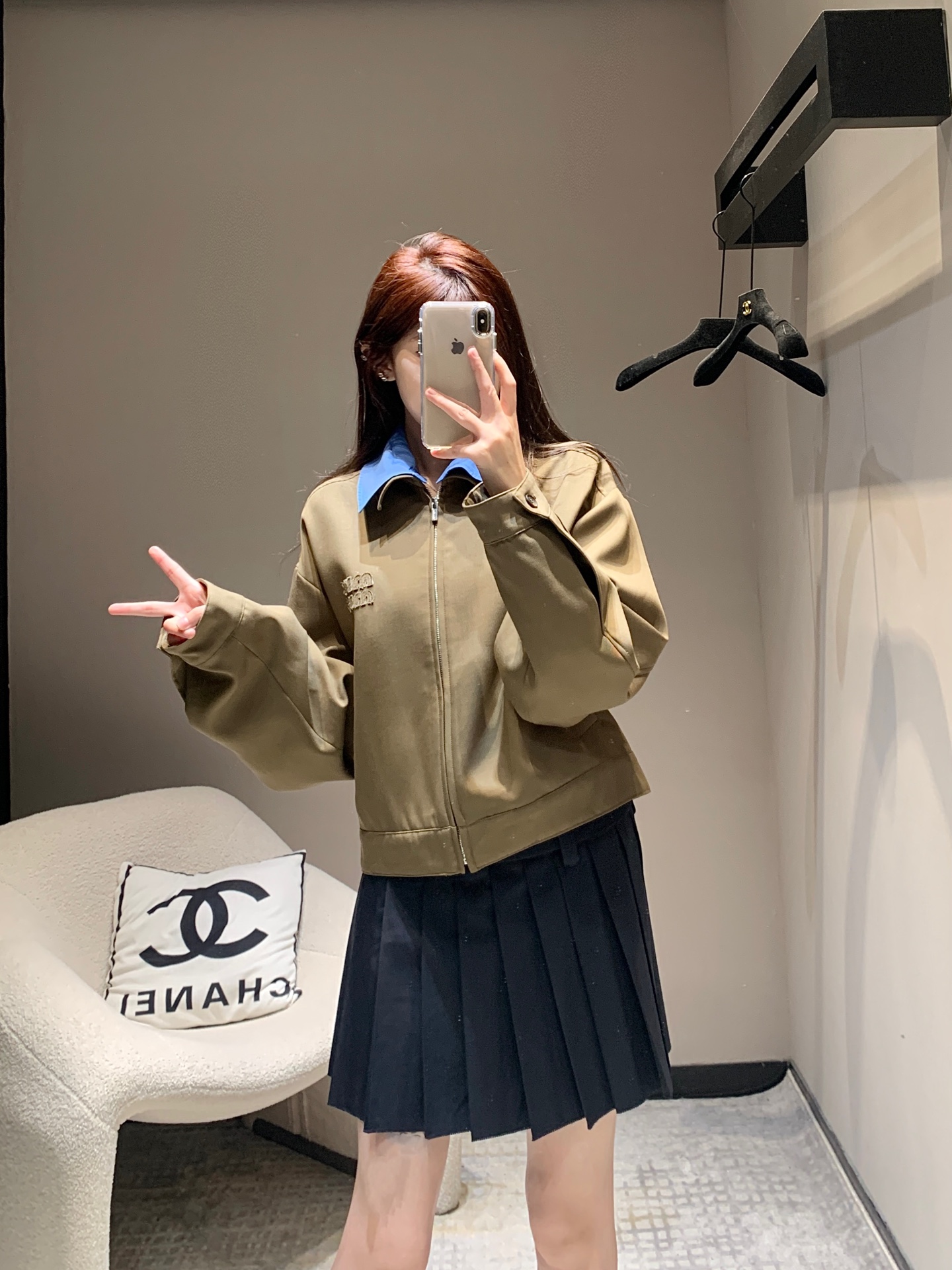 NO:313358,Batch Miu Mi* 25Ss early spring new style retro casual chest letter color-blocking lapel short jacket jacket | Exclusive high-end production!  The style is super fashionable, the upper body is inadvertently high-end, effortless fashionable, the overall simple and elegant, comfortable to wear, intellectual and elegant, creating a cool and high-end feeling, perfect workmanship quality depends on the details!  S/M/L, miumiu, jackets & coats, jackets & coats, alexander wang19860909批 Miu Mi* 25Ss早春新款 复古休闲胸前字母拼色翻领短夹克外套丨独家高版出品！版型超洋气 上身就一整个不经意的高级 毫不费力的时髦 整体简约大方 穿着舒适 知性大气 打造飒爽高级感,完美做工品质看细节！现货发售S/M/L,,miumiu,jackets & coats,jackets & coats,alexander wang,Women's clothing
