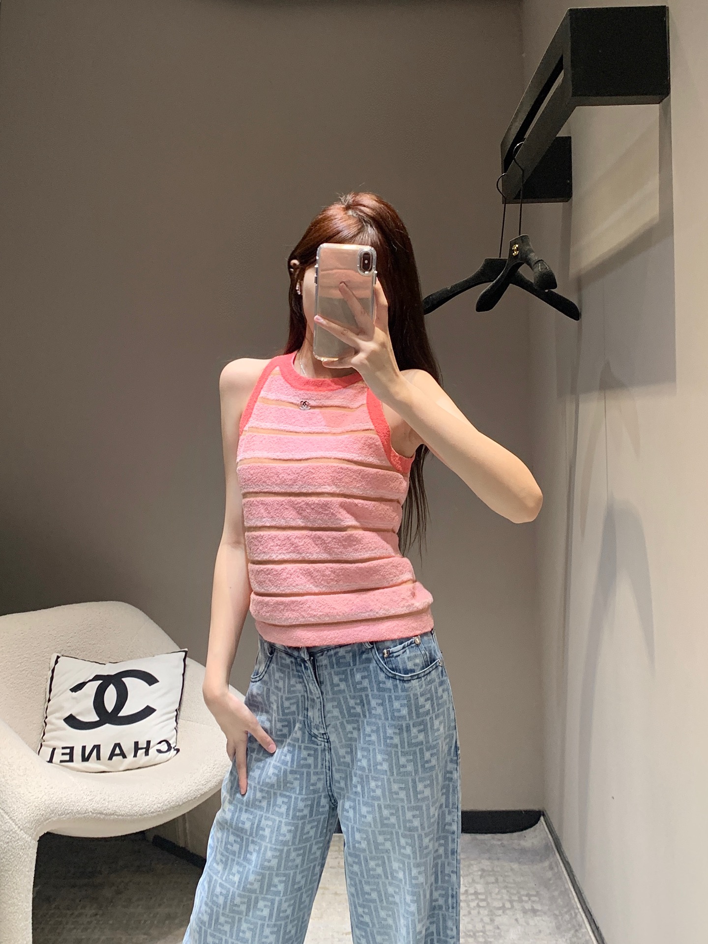 NO:313326,Crack Chane* 25P Early Spring Hidden New Knitted Striped Vest丨Exclusive High-Performance!  The style of the shoulder halter neck vest is covered with colorful stripes. The heavy industry crochet is obvious in texture. The contrasting color cleavage shoulder straps modify the shoulders and form a collision with the large body. The beautiful lines of the collarbone are exposed. The gradient double C logo makes the overall style look low-key and exquisite, adding layered styling. S/M/L, chanel, alexander wang is available in stock.19860909批 Chane* 25P早春隐藏新款 针织条纹背心丨独家高版出品！挖肩挂脖背心版型 通体满铺彩色条纹 重工钩针明显毛料质感 撞色挖肩带修饰肩部 与大身形成碰撞 露出锁骨优美线条 配合渐变双C徽标 让整体格调显得低调又精致 增添造型层次感 性感迷人 现货发售S/M/L,,chanel,alexander wang,Women's clothing