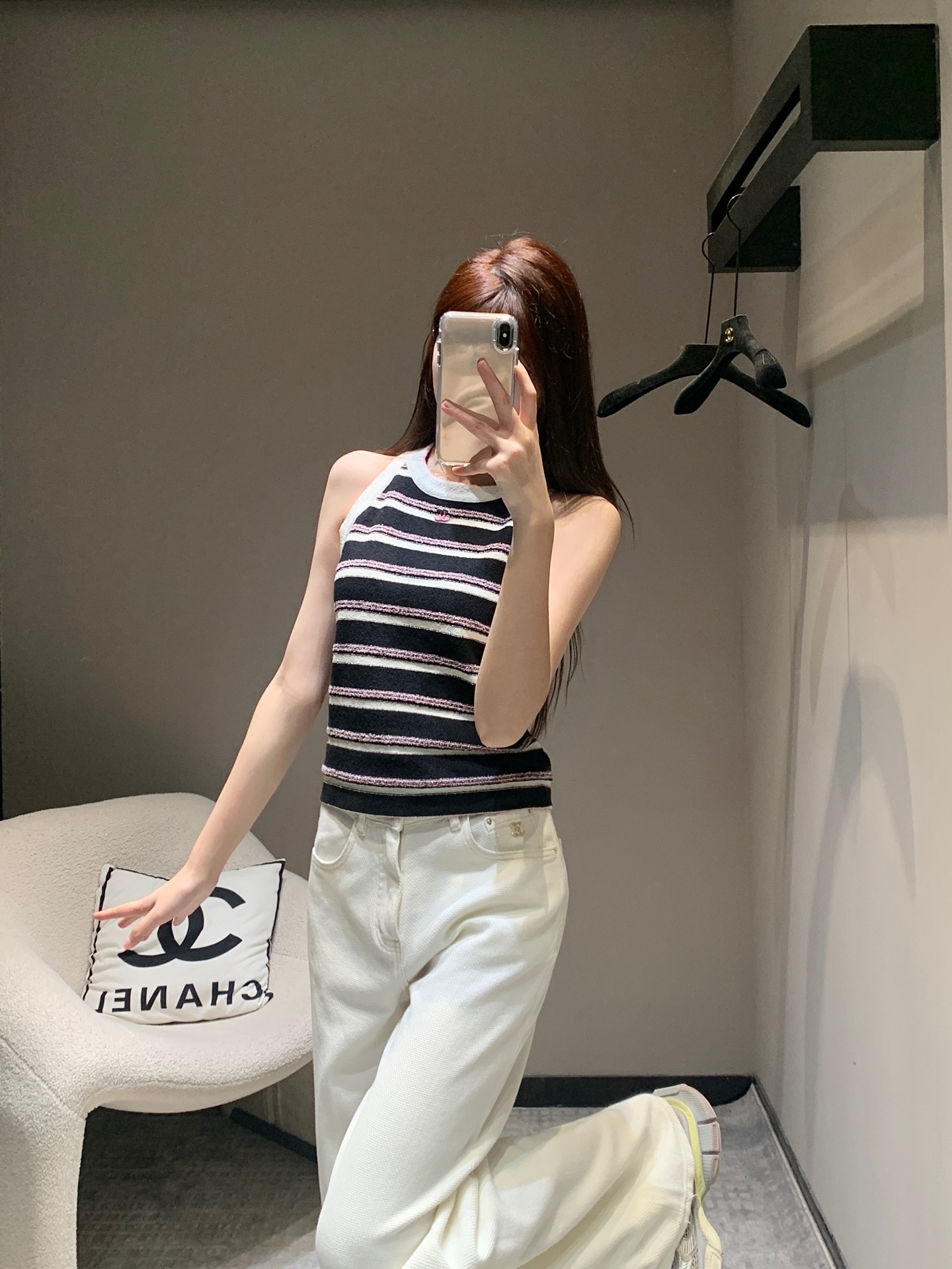 NO:313332,Crack Chane* 25P Early Spring Hidden New Knitted Striped Vest丨Exclusive High-Performance!  The style of the shoulder halter neck vest is covered with colorful stripes. The heavy industry crochet is obvious in texture. The contrasting color cleavage shoulder straps modify the shoulders and form a collision with the large body. The beautiful lines of the collarbone are exposed. The gradient double C logo makes the overall style look low-key and exquisite, adding layered styling. S/M/L, chanel, alexander wang is available in stock.19860909批 Chane* 25P早春隐藏新款 针织条纹背心丨独家高版出品！挖肩挂脖背心版型 通体满铺彩色条纹 重工钩针明显毛料质感 撞色挖肩带修饰肩部 与大身形成碰撞 露出锁骨优美线条 配合渐变双C徽标 让整体格调显得低调又精致 增添造型层次感 性感迷人 现货发售S/M/L,,chanel,alexander wang,Women's clothing