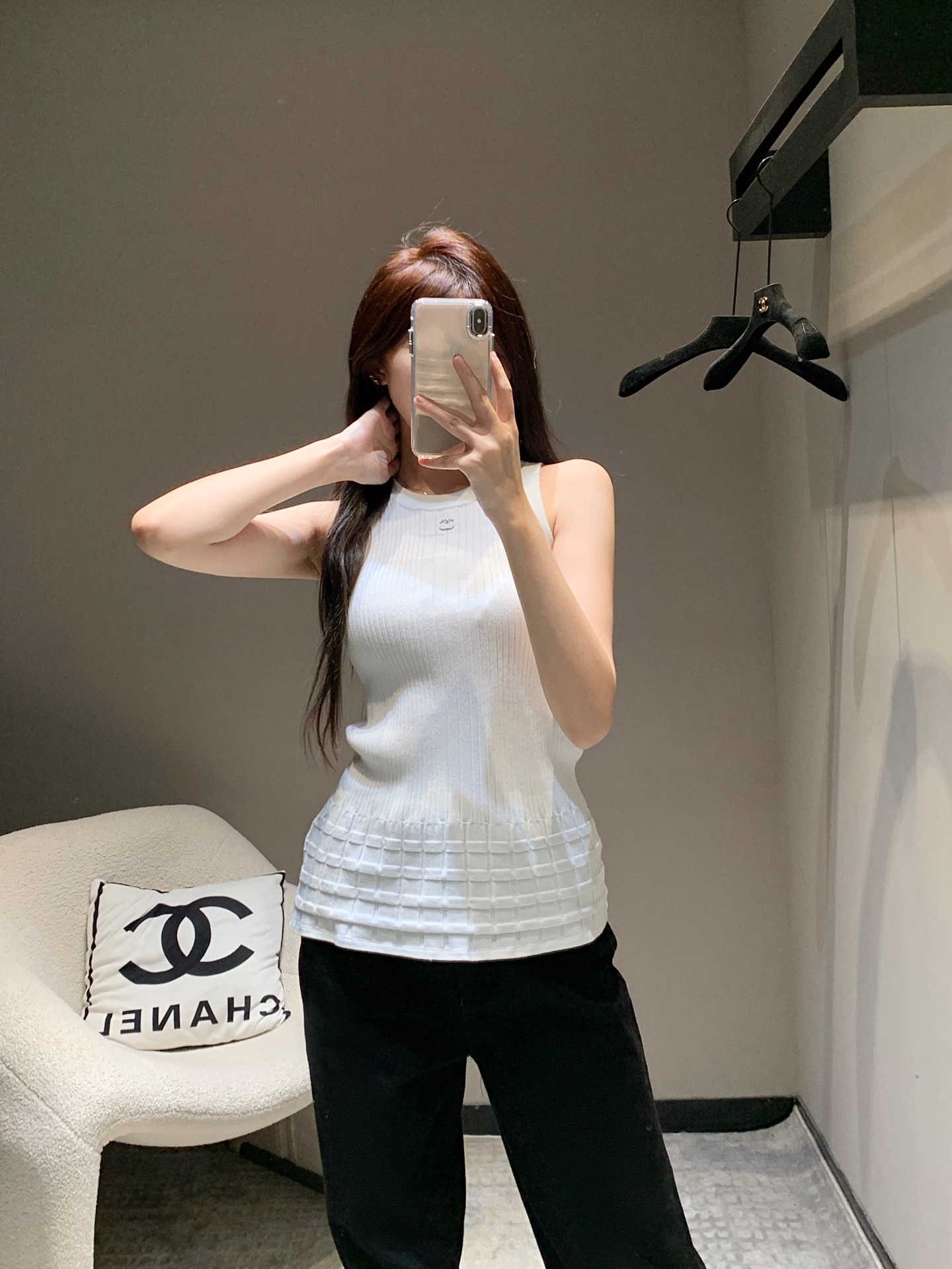 NO:313338,Crack Chane* 25P Early Spring New Three-dimensional Pattern Knitted Vest丨Exclusive High-Performance Production!  U-neck knitted vest cut, neckline cuffs, threaded edges, high-end needlework technology, vertical pit strips and three-dimensional patterns, and edges, multi-layer horizontal patterns to add literary and artistic atmosphere to the simple outfit. Advanced tailoring fits the human body curve. The metal double C logo on the chest can easily show the high street style. Slim fit style, slim and fashionable. All four seasons are single-wearing and layered. S/M/L, chanel, alexander wang19860909批 Chane* 25P早春新款 立体花纹针织背心丨独家高版出品！U领针织背心裁剪 领口袖口同色系螺纹包边 成衣选用高级走针工艺 竖坑条和立体纹路装点与边缘 配合衣摆多层横向花纹 为简易穿搭增添文艺气息 高级剪裁贴合人体曲线 胸前金属双C徽标简单修饰 就能轻松彰显高街风格 修身版型 显瘦时髦 四季单穿叠穿都 现货发售S/M/L,,chanel,alexander wang,Women's clothing