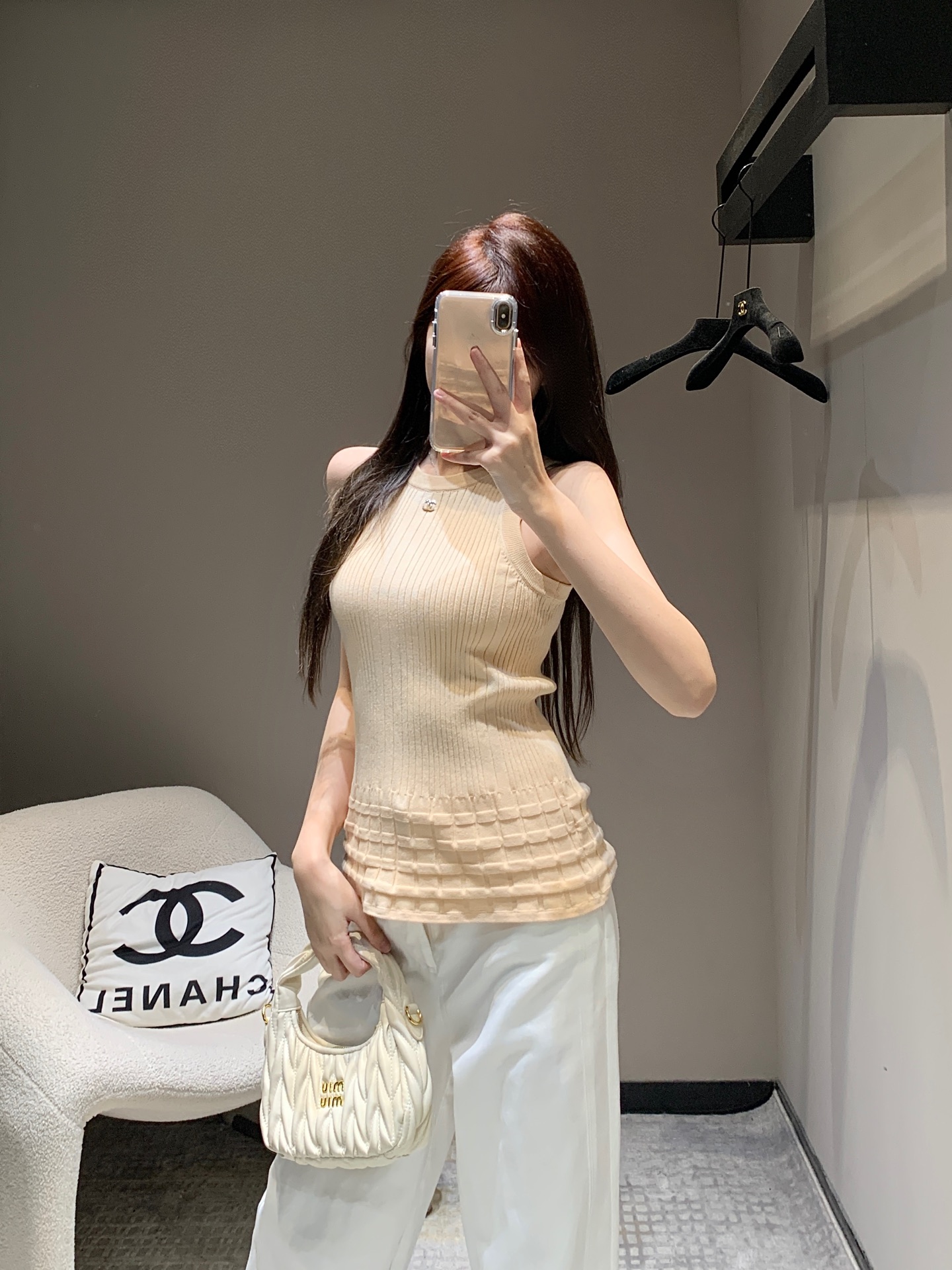 NO:313344,Crack Chane* 25P Early Spring New Three-dimensional Pattern Knitted Vest丨Exclusive High-Performance Production!  U-neck knitted vest cut, neckline cuffs, threaded edges, high-end needlework technology, vertical pit strips and three-dimensional patterns, and edges, multi-layer horizontal patterns to add literary and artistic atmosphere to the simple outfit. Advanced tailoring fits the human body curve. The metal double C logo on the chest can easily show the high street style. Slim fit style, slim and fashionable. All four seasons are single-wearing and layered. S/M/L, chanel, alexander wang19860909批 Chane* 25P早春新款 立体花纹针织背心丨独家高版出品！U领针织背心裁剪 领口袖口同色系螺纹包边 成衣选用高级走针工艺 竖坑条和立体纹路装点与边缘 配合衣摆多层横向花纹 为简易穿搭增添文艺气息 高级剪裁贴合人体曲线 胸前金属双C徽标简单修饰 就能轻松彰显高街风格 修身版型 显瘦时髦 四季单穿叠穿都 现货发售S/M/L,,chanel,alexander wang,Women's clothing