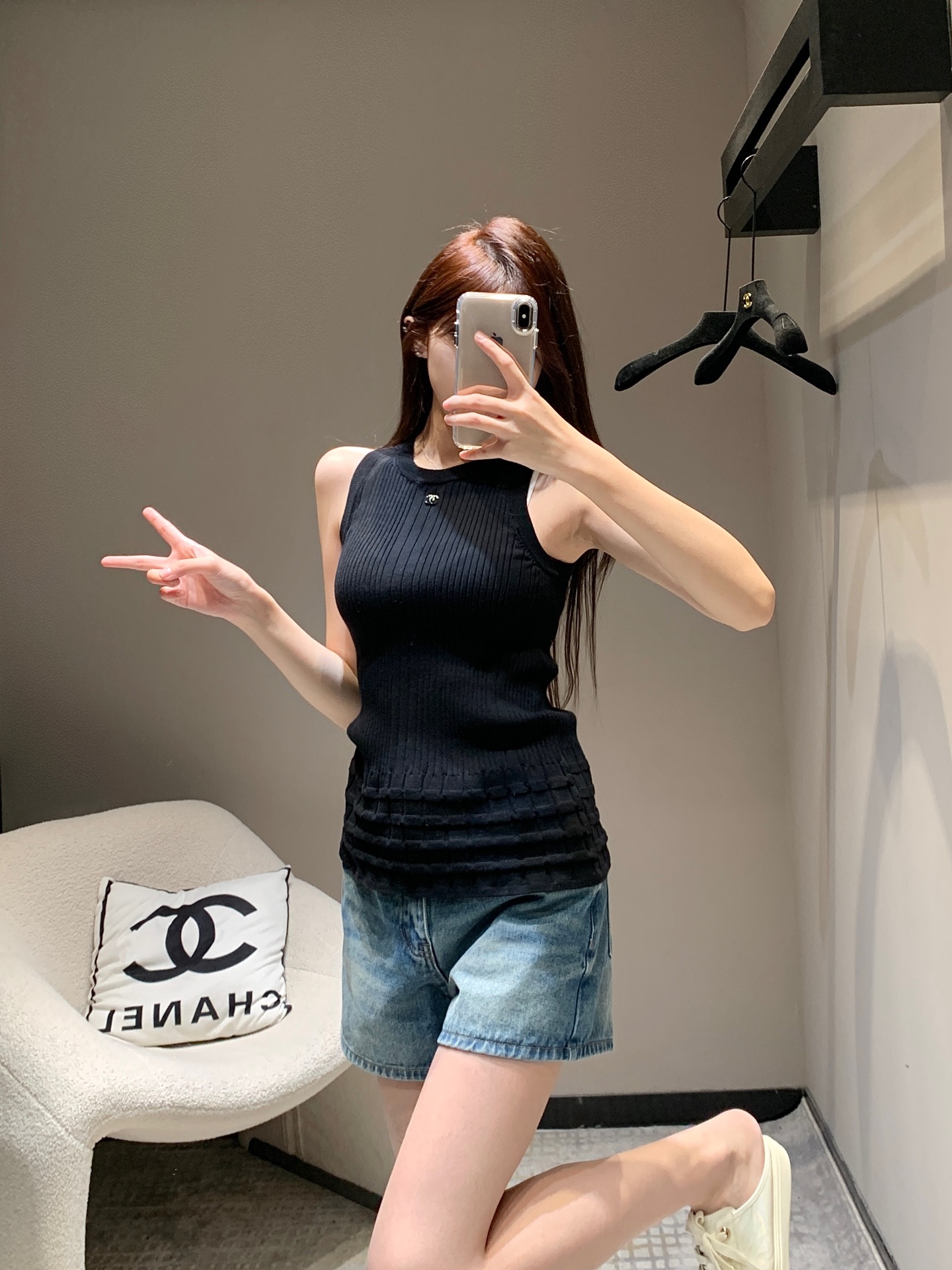 NO:313350,Crack Chane* 25P Early Spring New Three-dimensional Pattern Knitted Vest丨Exclusive High-Performance Production!  U-neck knitted vest cut, neckline cuffs, threaded edges, high-end needlework technology, vertical pit strips and three-dimensional patterns, and edges, multi-layer horizontal patterns to add literary and artistic atmosphere to the simple outfit. Advanced tailoring fits the human body curve. The metal double C logo on the chest can easily show the high street style. Slim fit style, slim and fashionable. All four seasons are single-wearing and layered. S/M/L, chanel, alexander wang19860909批 Chane* 25P早春新款 立体花纹针织背心丨独家高版出品！U领针织背心裁剪 领口袖口同色系螺纹包边 成衣选用高级走针工艺 竖坑条和立体纹路装点与边缘 配合衣摆多层横向花纹 为简易穿搭增添文艺气息 高级剪裁贴合人体曲线 胸前金属双C徽标简单修饰 就能轻松彰显高街风格 修身版型 显瘦时髦 四季单穿叠穿都 现货发售S/M/L,,chanel,alexander wang,Women's clothing