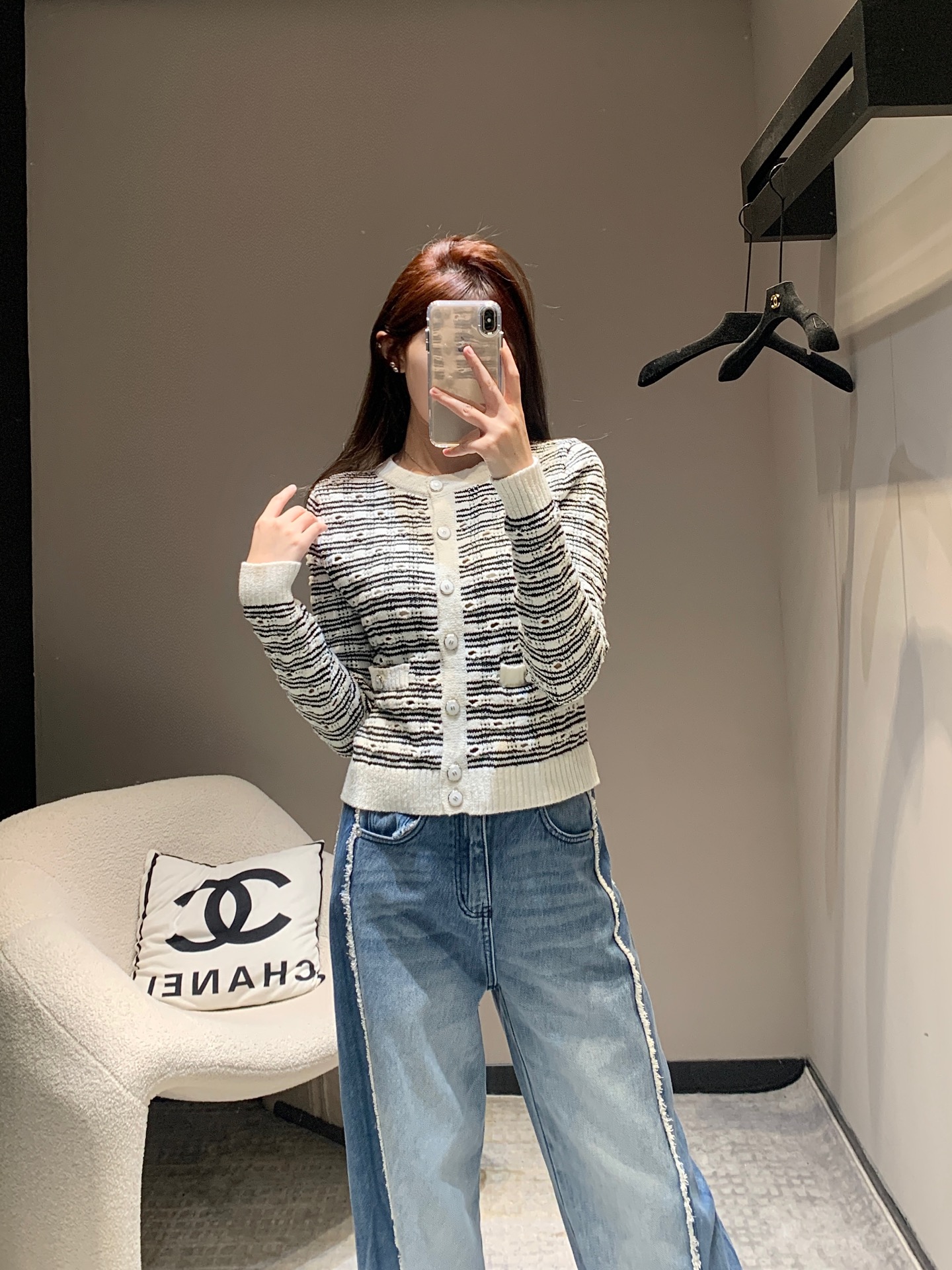 NO:320465,A total of Chane* 25p vacation limited new products, classic hollow crochet striped knitted cardigan丨Exclusive high-end production!  The elegant outfit of the celebrity, the classic double pocket H-shaped design reduces age and is fashionable, the upper body is versatile and slim, and the simple style is fashionable and high-end!  Black and white contrasting splicing design, German woven needle hollow weaving super slim version design, three-dimensional style versatile and not picky. It is highly recommended to keep your own style!  Workmanship quality depends on the details. S/M/L, chanel, alexander wang19860909批 Chane* 25p度假限定新品 经典镂空钩织条纹针织开衫丨独家高版出品！名媛气质穿搭,经典双口袋H版型设计减龄时尚,上身百搭又显瘦,简洁造型单品时髦又高级！黑白撞色拼接设计,德国机织翻针镂空织法超显瘦版型设计,立体裁版型百搭不挑人.强烈推荐自留款！做工品质看细节.现货发售 S/M/L,,chanel,alexander wang,Women's clothing