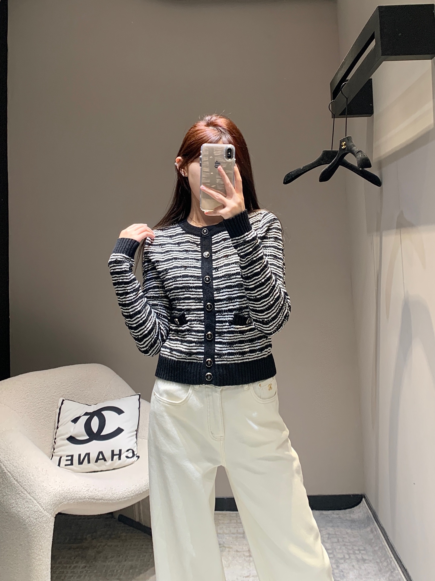 NO:320469,A total of Chane* 25p vacation limited new products, classic hollow crochet striped knitted cardigan丨Exclusive high-end production!  The elegant outfit of the celebrity, the classic double pocket H-shaped design reduces age and is fashionable, the upper body is versatile and slim, and the simple style is fashionable and high-end!  Black and white contrasting splicing design, German woven needle hollow weaving super slim version design, three-dimensional style versatile and not picky. It is highly recommended to keep your own style!  Workmanship quality depends on the details. S/M/L, chanel, alexander wang19860909批 Chane* 25p度假限定新品 经典镂空钩织条纹针织开衫丨独家高版出品！名媛气质穿搭,经典双口袋H版型设计减龄时尚,上身百搭又显瘦,简洁造型单品时髦又高级！黑白撞色拼接设计,德国机织翻针镂空织法超显瘦版型设计,立体裁版型百搭不挑人.强烈推荐自留款！做工品质看细节.现货发售 S/M/L,,chanel,alexander wang,Women's clothing