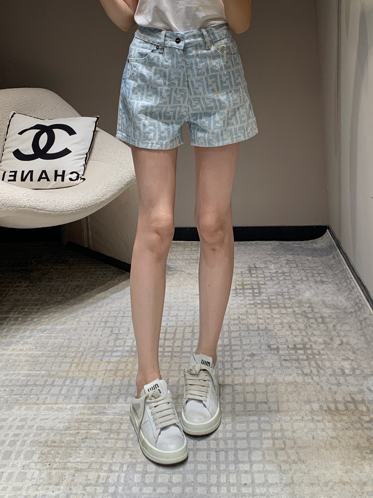 NO:325115,Batch FEND* 25Ss early spring new style light color jacquard full print denim shorts丨Exclusive high-end production!  Use imported pure cotton old-fashioned gold silk fabric, soft and comfortable texture, light colors are very suitable for spring and summer~ A super noble style, a casual match, full of luxury, jacquard and full print design highlights the brand style Customized hardware accessories, full of texture~ On sale S/M/L,,fendi, shorts, alexander wang19860909批 FEND* 25Ss早春新款 浅色提花满印牛仔短裤丨独家高版出品！采用进口纯棉老花金丝面料 质感柔软舒适 浅色色系很适合春夏~ 超级显贵气的一款 随意一搭轻奢感十足 提花满印设计彰显品牌格调 定制五金配件,质感满满~现货发售 S/M/L,,fendi,shorts,alexander wang,Women's clothing