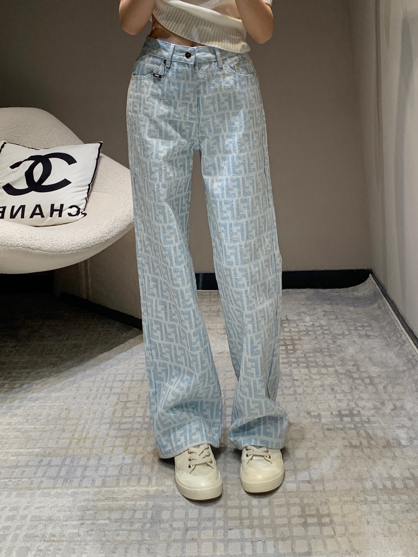 NO:325111,Batch Fend*25Ss early spring new style light-colored jacquard full print straight-line jeans | Exclusive high-end production!  Use imported pure cotton old-fashioned gold silk fabric, soft and comfortable texture, light colors are very suitable for spring and summer~ A super noble style with a straight cylinder shape makes you look slimmer, and you can easily match it with light luxury. Jacquard full print design highlights the brand style Customized hardware accessories Full texture~ On-site sale S/M/L,,fendi,jeans,alexander wang19860909批 Fend*25Ss早春新款 浅色提花满印直筒牛仔裤丨独家高版出品！采用进口纯棉老花金丝面料 质感柔软舒适 浅色色系很适合春夏~ 超级显贵气的一款 直筒版型视觉感更加显瘦 随意一搭轻奢感十足 提花满印设计彰显品牌格调 定制五金配件 质感满满~现货发售 S/M/L,,fendi,jeans,alexander wang,Women's clothing