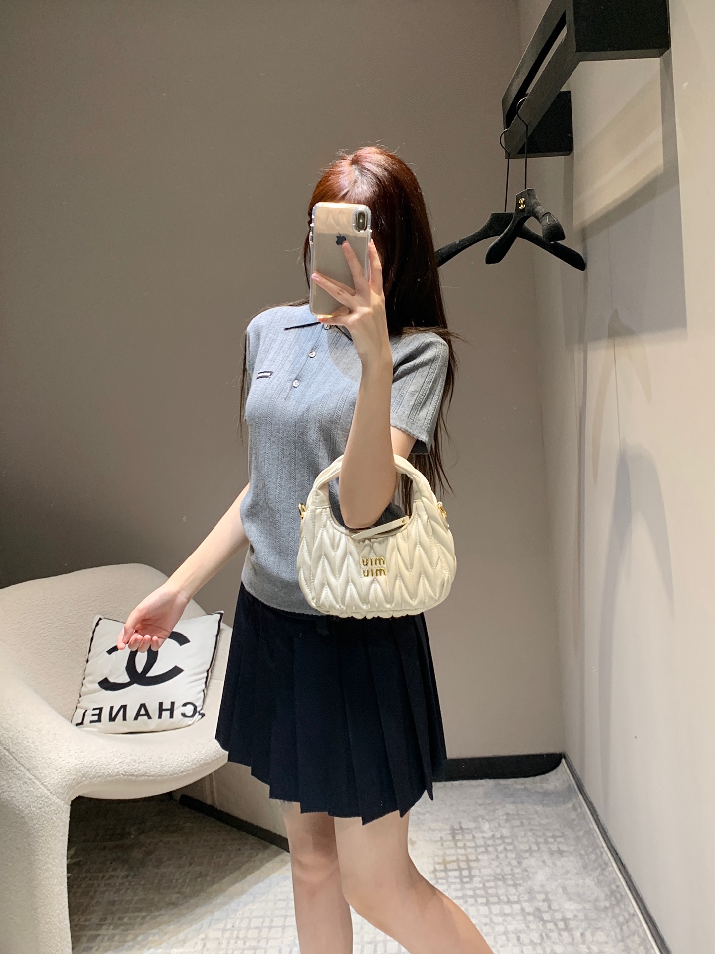 NO:313343,Batch Miu Mi* 25Ss early spring new model micro-label hollow polo short-sleeved sweater | Exclusive yb development!  High-end production!  Heavy cashmere mulberry silk blended yarn, imported machine creates heavy hollow ribbed woven surface, with a concave and concave texture, full texture, and skin-friendly feel! Completely different from the craftsmanship of the market, various low-version products, daily wear or layered shirts are very good! S/M/L,,miumiu,shirts,T-shirt,alexander wang19860909批 Miu Mi* 25Ss早春新款 微标镂空polo短袖针织衫丨独家yb开发！高版出品！重磅山羊绒桑蚕丝混纺纱线,进口机打造重磅镂空罗纹织面,凹凸有致的肌理感,质感满满,亲肤感好到爆!完全对版工艺区别市场各种低版货,日常单穿或者搭配衬衫做叠穿都好好看哦!现货发售 S/M/L,,miumiu,shirts,T-shirt,alexander wang,Women's clothing