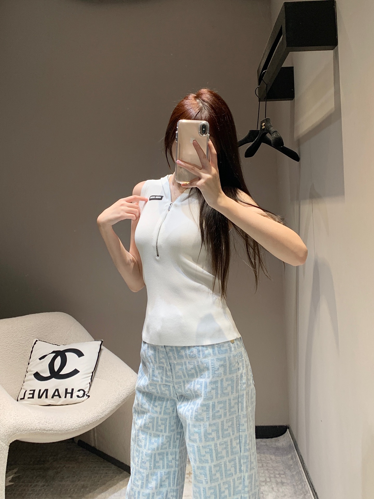 NO:320454,Batch Miu Mi* 25Ss early spring new model, micro-label zippered knitted hooded vest丨Exclusive high-end production!  Hooded zipper vest style, zipper half-open neckline adjustment, appropriate skin exposure, beautify the proportion of head and shoulders, make the texture of large vertical pit strips, rich layering through the letter logo on the chest, modern and retro style of the upper body, slim fit style highlights the figure, playful and age-reducing, easy to control during daily travel or easy gathering, on sale in stock, S/M/L,,miumiu,hats,alexander wang19860909批 Miu Mi* 25Ss早春新款 微标拉链针织连帽背心丨独家高版出品！连帽拉链背心版型 拉链半开襟领口随意调节 恰当露肤 美化头肩比例更显瘦 大身竖坑条肌理 通过胸前字母徽标丰富层次感 上身摩登复古风格强烈 修身版型突显身材 俏皮减龄显白 日常出行或轻松聚会轻松驾驭 现货发售 S/M/L,,miumiu,hats,alexander wang,Women's clothing