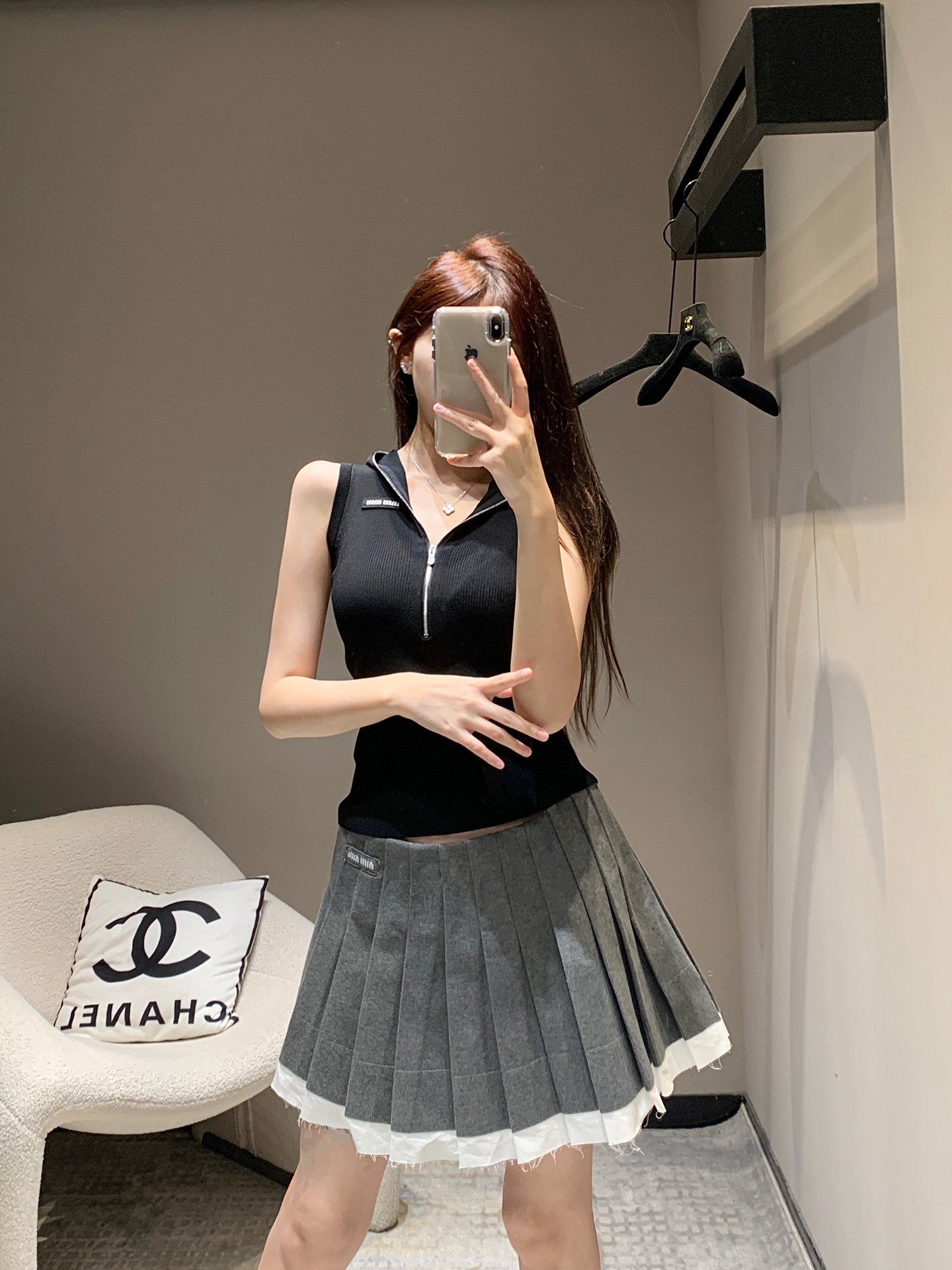 NO:320458,Batch Miu Mi* 25Ss early spring new model, micro-label zippered knitted hooded vest丨Exclusive high-end production!  Hooded zipper vest style, zipper half-open neckline adjustment, appropriate skin exposure, beautify the proportion of head and shoulders, make the texture of large vertical pit strips, rich layering through the letter logo on the chest, modern and retro style of the upper body, slim fit style highlights the figure, playful and age-reducing, easy to control during daily travel or easy gathering, on sale in stock, S/M/L,,miumiu,hats,alexander wang19860909批 Miu Mi* 25Ss早春新款 微标拉链针织连帽背心丨独家高版出品！连帽拉链背心版型 拉链半开襟领口随意调节 恰当露肤 美化头肩比例更显瘦 大身竖坑条肌理 通过胸前字母徽标丰富层次感 上身摩登复古风格强烈 修身版型突显身材 俏皮减龄显白 日常出行或轻松聚会轻松驾驭 现货发售 S/M/L,,miumiu,hats,alexander wang,Women's clothing