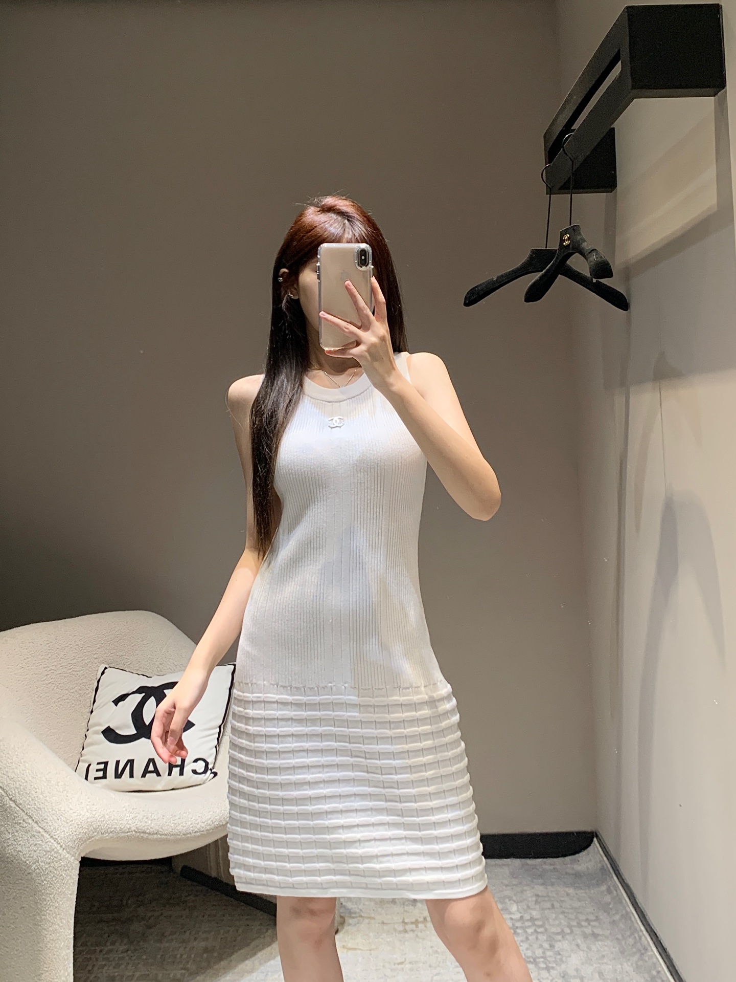 NO:323922,Crack Chane* 25p vacation limited new product, beautiful little fairy white rich beauty vest dress | Exclusive high-end production!  Swiss machine three-dimensional plaid pit strip hook flower craft, customized coco metal temperament is beautiful and fairy!  The original customized mountain plaid metal buckle is elegant and elegant. The classic style is versatile and stylish and high-end!  Detailed workmanship quality is in place. S/M/L, chanel, skirts, alexander wang19860909批 Chane* 25p度假限定新品 绝美小仙女白富美背心连衣裙丨独家高版出品！瑞士机立体格纹坑条钩花工艺,定制coco金属气质又美又仙！原版定制山格纹金属扣优雅气质.经典版型百搭不挑人时髦又高级！细节做工品质全面到位.现货发售 S/M/L,,chanel,skirts,alexander wang,Women's clothing