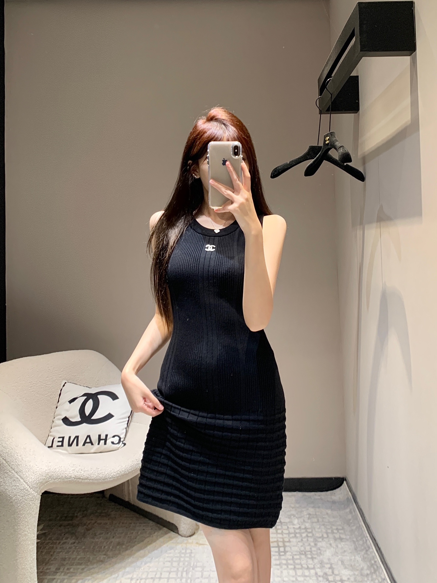 NO:323924,Crack Chane* 25p vacation limited new product, beautiful little fairy white rich beauty vest dress | Exclusive high-end production!  Swiss machine three-dimensional plaid pit strip hook flower craft, customized coco metal temperament is beautiful and fairy!  The original customized mountain plaid metal buckle is elegant and elegant. The classic style is versatile and stylish and high-end!  Detailed workmanship quality is in place. S/M/L, chanel, skirts, alexander wang19860909批 Chane* 25p度假限定新品 绝美小仙女白富美背心连衣裙丨独家高版出品！瑞士机立体格纹坑条钩花工艺,定制coco金属气质又美又仙！原版定制山格纹金属扣优雅气质.经典版型百搭不挑人时髦又高级！细节做工品质全面到位.现货发售 S/M/L,,chanel,skirts,alexander wang,Women's clothing