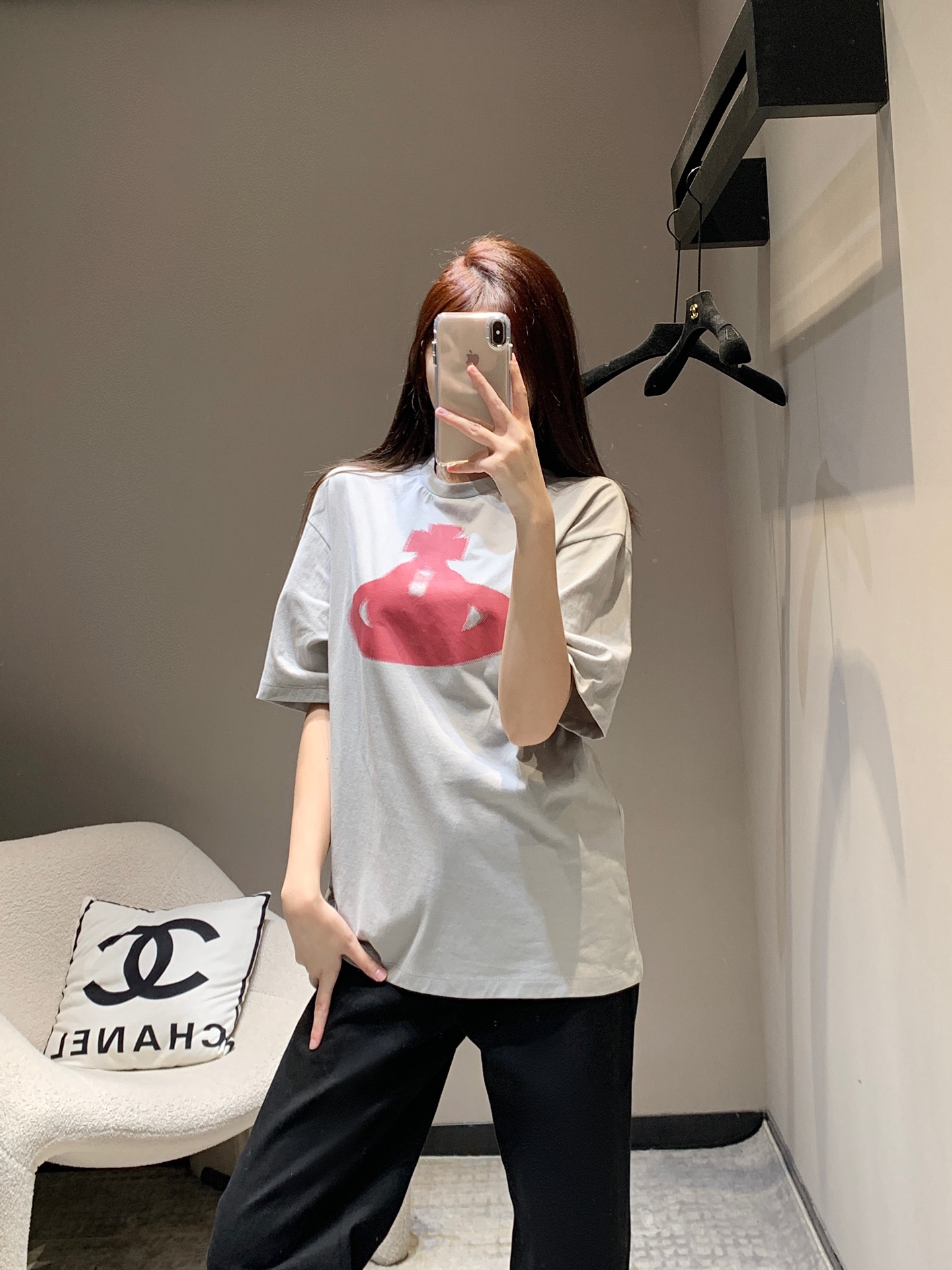 NO:320435,Batch VivieneWestwoo* 25Ss Early Spring New Saturn Mosaic Print Round Neck Loose Short Sleeve T-shirt丨Exclusive high-end production!  This T-shirt has a unique Saturn print design, allowing you to be unique among the crowd, easily matched with various pants, making you fashionable, comfortable and practical!  S/M/L, T-shirt,tees,t-shirt,alexander wang19860909批 VivieneWestwoo* 25Ss早春新款 土星马赛克印花圆领宽松短袖T恤丨独家高版出品！这款T恤有着独特的土星印花设计,让你在人群中独具特色,轻松搭配各种裤装,让你时尚、舒适、实用并存！现货发售S/M/L,,T-shirt,tees，t-shirt,alexander wang,Women's clothing