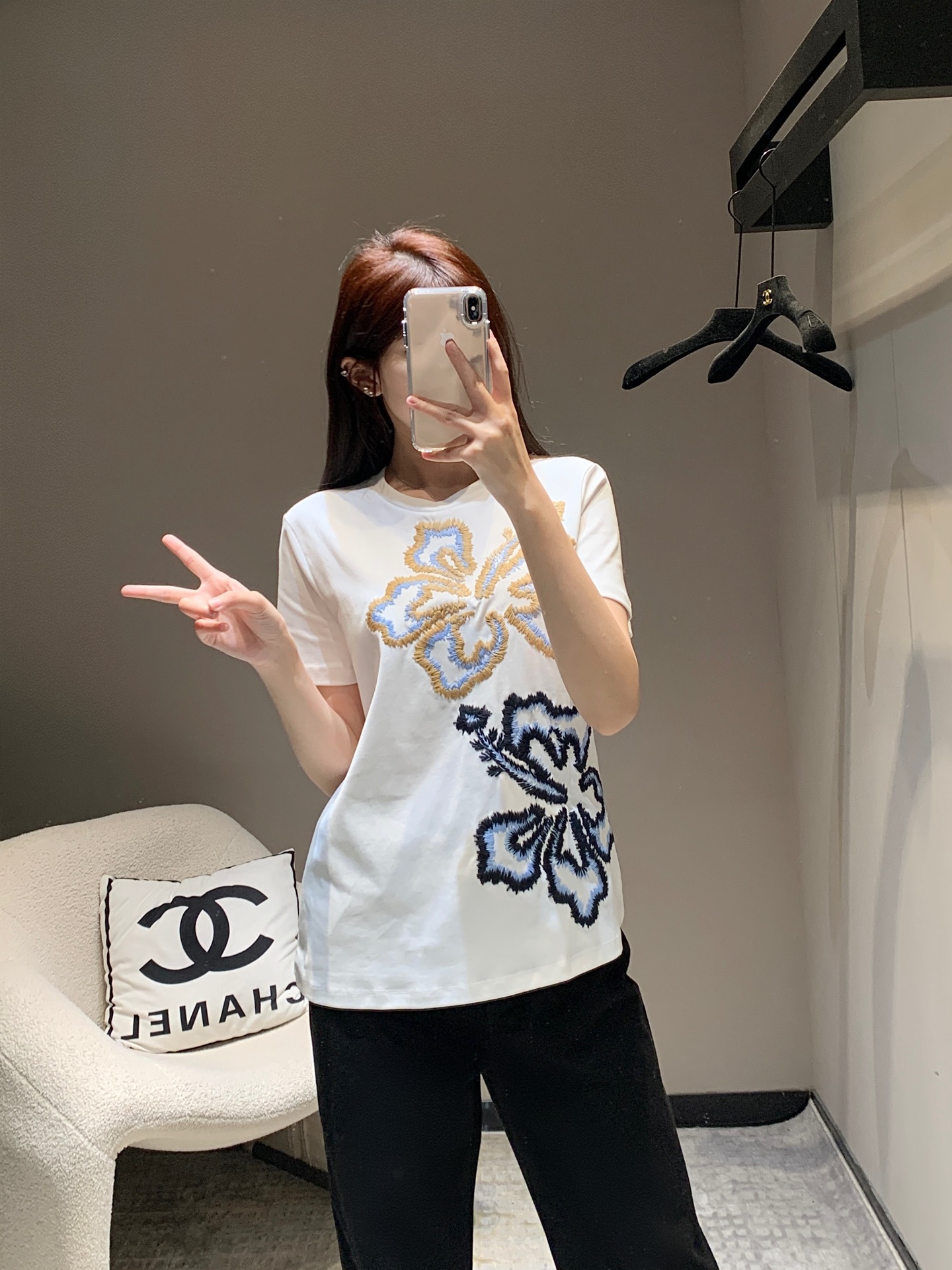 NO:320461,MaxM*ra 25Ss early spring new style, versatile embroidered round neck short-sleeved T-shirt | Exclusive yb development!  High-end production!  The classic small round neck design is simple and easy to wear, and it attracts a lot of attention when walking on the street!  The whole piece has a very summery taste. It feels youthful and energetic. The loose style is not picky about the figure at all!  It is inclusive and covers the flesh and makes you look thin!  It's nice to match casually!  S/M/L, T-shirt,tees,t-shirt,alexander wang19860909批 MaxM*ra 25Ss早春新款 百搭刺绣花纹圆领短袖T恤丨独家yb开发！高版出品！经典的小圆领设计简洁好穿 走在街上吸睛度满分！整件就是很夏天的味道 青春又活力的感觉宽松版型完全不挑身材！包容性好遮肉显瘦！随意搭配就很nice！现货发售S/M/L,,T-shirt,tees，t-shirt,alexander wang,Women's clothing