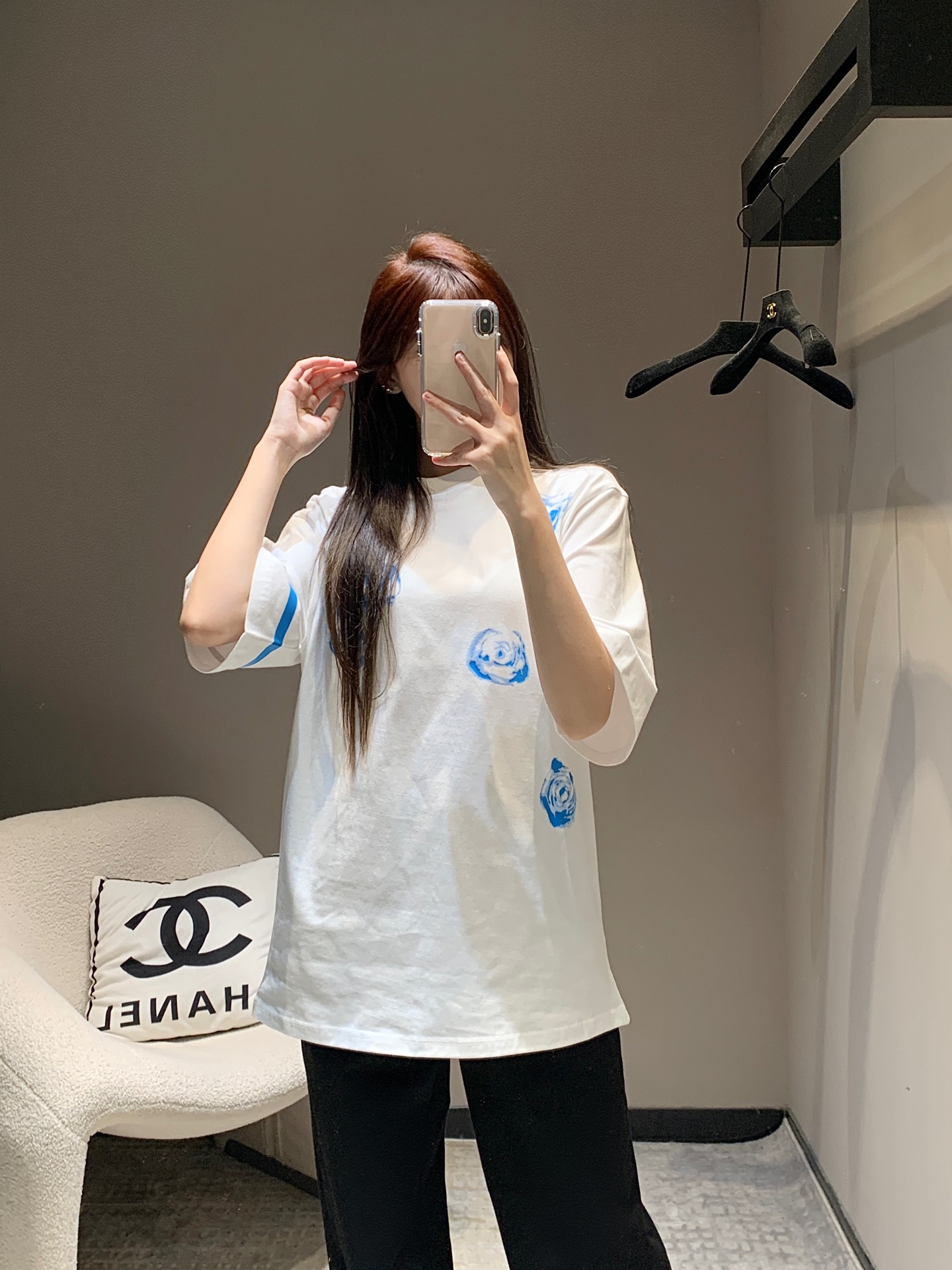 NO:320453,Bulk Burbe*ry 25Ss summer new style rose printed short-sleeved loose version round neck T-shirt | Exclusive yb development!  High-end production!  Made with romantic rose theme, selected plain cotton fabric, decorative rose pattern printing, Burb*rry letter logo printed on the sleeves. Trendy men and women must be purchased. S/M/L, burberry, T-shirt,tees, t-shirt,alexander wang19860909批 Burbe*ry 25Ss夏季新款 玫瑰印花短袖宽松版圆领T恤丨独家yb开发！高版出品！以浪漫玫瑰主题搭配,精选平织棉面料打造,装饰玫瑰图案印花,衣袖处印有 Burb*rry 字母徽标.潮流男女必入 现货发售S/M/L,,burberry,T-shirt,tees，t-shirt,alexander wang,Women's clothing