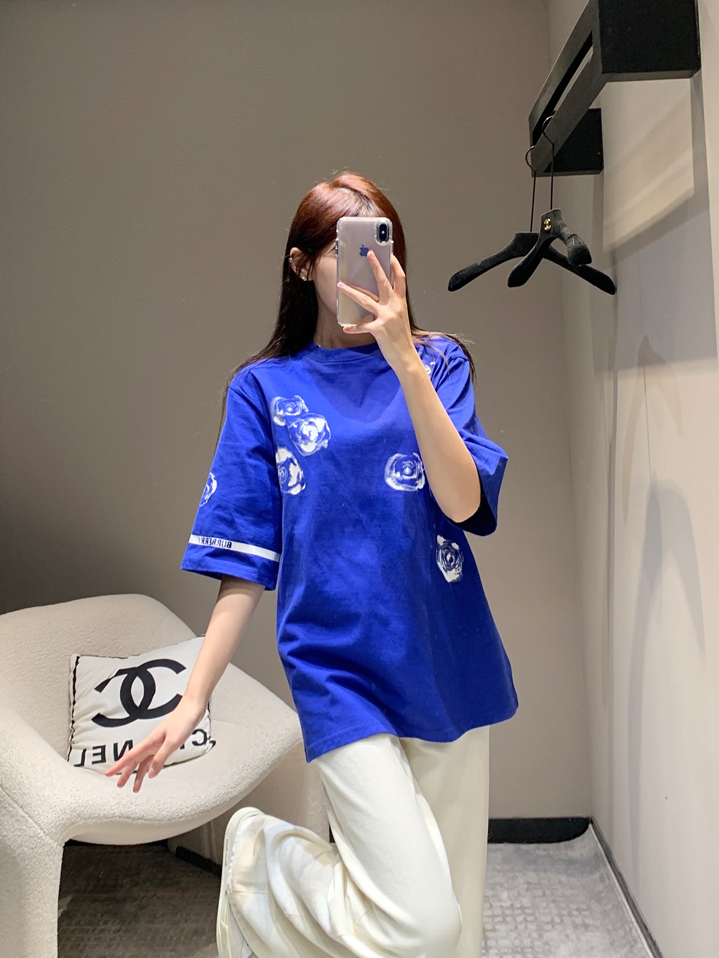 NO:320450,Bulk Burbe*ry 25Ss summer new style rose printed short-sleeved loose version round neck T-shirt | Exclusive yb development!  High-end production!  Made with romantic rose theme, selected plain cotton fabric, decorative rose pattern printing, Burb*rry letter logo printed on the sleeves. Trendy men and women must be purchased. S/M/L, burberry, T-shirt,tees, t-shirt,alexander wang19860909批 Burbe*ry 25Ss夏季新款 玫瑰印花短袖宽松版圆领T恤丨独家yb开发！高版出品！以浪漫玫瑰主题搭配,精选平织棉面料打造,装饰玫瑰图案印花,衣袖处印有 Burb*rry 字母徽标.潮流男女必入 现货发售S/M/L,,burberry,T-shirt,tees，t-shirt,alexander wang,Women's clothing