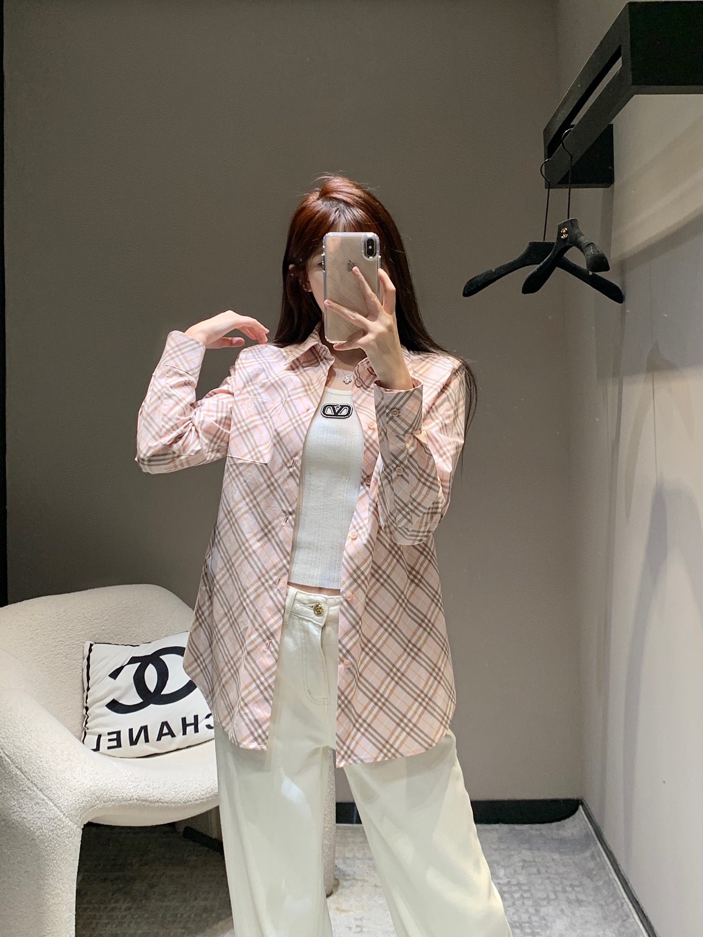 NO:325560,Bulk Burbe*ry 25Ss early spring new style shield embroidered checked cotton shirt丨Exclusive high-end production!  This super hot classic model, don’t look too good on the upper body, it’s recommended to crack the wall!  !  The classic style of British Academy style. The original customization is comprehensively tailored and designed, and the original custom imported twill fabric is skin-friendly and soft and delicate!  Perfect workmanship quality depends on the details. S/M/L, burberry, shirts, alexander wang19860909批Burbe*ry 25Ss早春新款 盾牌刺绣格纹棉质衬衫丨独家高版出品！这件超级火爆的经典款,上身不要太好看啊,墙裂推荐！！英伦学院风气质经典版型.原版定制全面对格剪裁设计,原版定制进口斜纹面料质感亲肤柔软细腻！完美做工品质看细节.现货发售 S/M/L,,burberry,shirts,alexander wang,Women's clothing