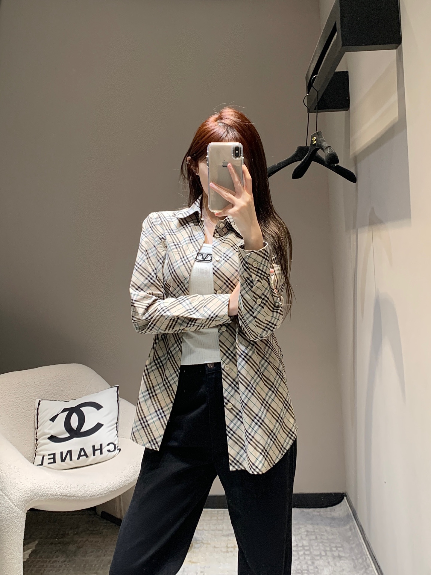 NO:325556,Bulk Burbe*ry 25Ss early spring new style shield embroidered checked cotton shirt丨Exclusive high-end production!  This super hot classic model, don’t look too good on the upper body, it’s recommended to crack the wall!  !  The classic style of British Academy style. The original customization is comprehensively tailored and designed, and the original custom imported twill fabric is skin-friendly and soft and delicate!  Perfect workmanship quality depends on the details. S/M/L, burberry, shirts, alexander wang19860909批Burbe*ry 25Ss早春新款 盾牌刺绣格纹棉质衬衫丨独家高版出品！这件超级火爆的经典款,上身不要太好看啊,墙裂推荐！！英伦学院风气质经典版型.原版定制全面对格剪裁设计,原版定制进口斜纹面料质感亲肤柔软细腻！完美做工品质看细节.现货发售 S/M/L,,burberry,shirts,alexander wang,Women's clothing