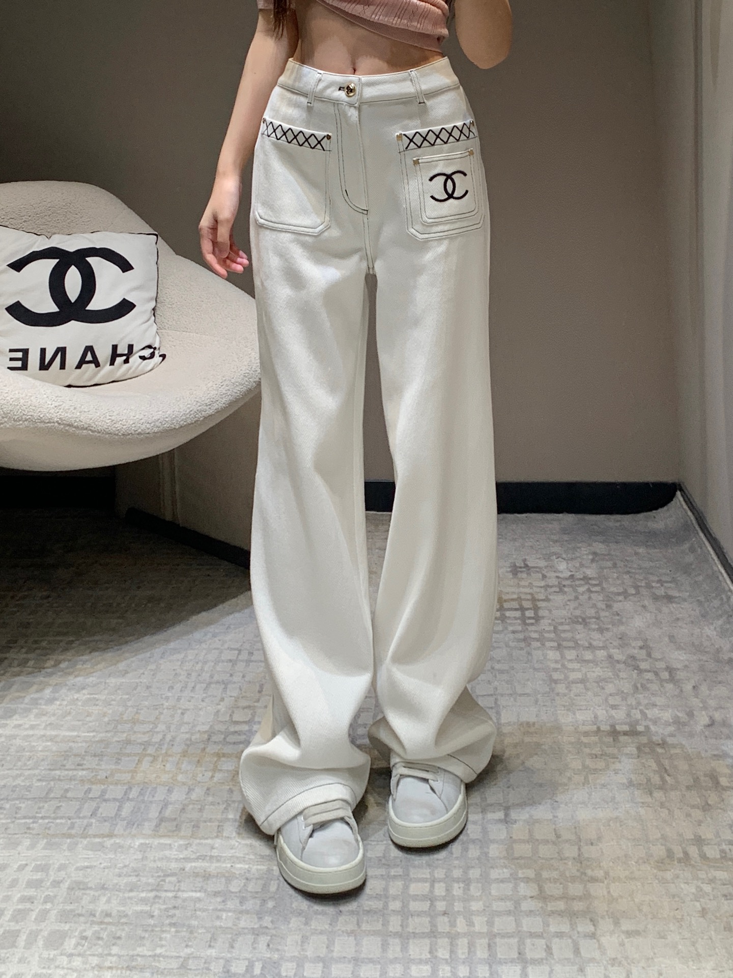NO:320839,Batch Chane* 25Ss early spring new logo embroidered double pocket white straight jeans | Exclusive high-end production!  These pants are easy to wear! Real name Amway!  Clean and refreshing white is almost unscrupulous. It is a perfect match. It is a perfect match. It is a great fit. It saves imperfect legs. It looks slim and straight. Suitable for girls of all figures. It is clean and loose. It has a casual and unruly street lazy feeling. It is cool and cool. It is highly recommended for the whole Aizhu ~Spot sale S/M/L, chanel, jeans, alexander wang19860909批 Chane* 25Ss早春新款 logo刺绣双口袋白色直筒牛仔裤丨独家高版出品！这条裤子好穿程度实名安利！干净又清爽的白色几乎不挑搭配 妥妥的百搭王 巨好穿 丸救不完美腿型 显瘦显腿直 适合各种身材的女孩 干净利落的宽松版型 自带随性不羁的街头慵懒感 又酷又飒 简直整个爱住强烈推荐 ～现货发售 S/M/L,,chanel,jeans,alexander wang,Women's clothing
