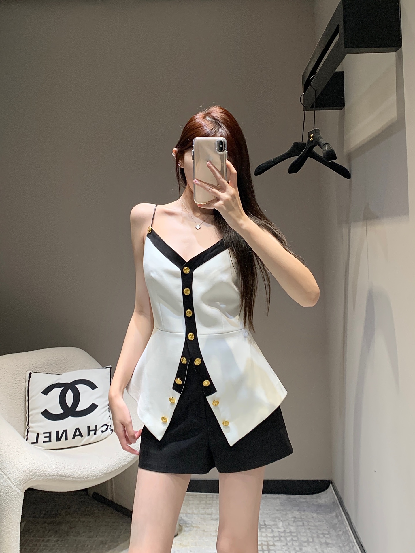 NO:320862,Louis Vuitto* 25Ss early spring new style contrasting suspender vest丨Exclusive high-end production!  The thin suspender vest style. The slender suspender modifies the beautiful lines of the shoulders. The edge of the chest collar extends to the front and is decorated with edges. It is combined with heavy industry printed gold buckles to make it more high-end and atmospheric. The three-dimensional tailoring at the waist outlines the curve. The hem slit and the back waist layer design beautifies the waist and hip ratio. Low-key and exquisite. Adds layering of the styling. Sexy and charming. All-match slim style. On sale in stock. S/M/L,,louis vuitton,alexander wang19860909批Louis Vuitto* 25Ss早春新款 撞色吊带背心丨独家高版出品！细吊带背心版型 纤细吊带修饰肩部优美线条 胸前领边延伸至前襟均以包边装饰 配合重工印刻金扣 更显高端大气 腰间立体剪裁勾勒曲线 配合下摆开衩和后腰层叠设计 美化腰臀比例 低调又精致 增添造型层次感 性感迷人 百搭显瘦款 现货发售 S/M/L,,louis vuitton,alexander wang,Women's clothing