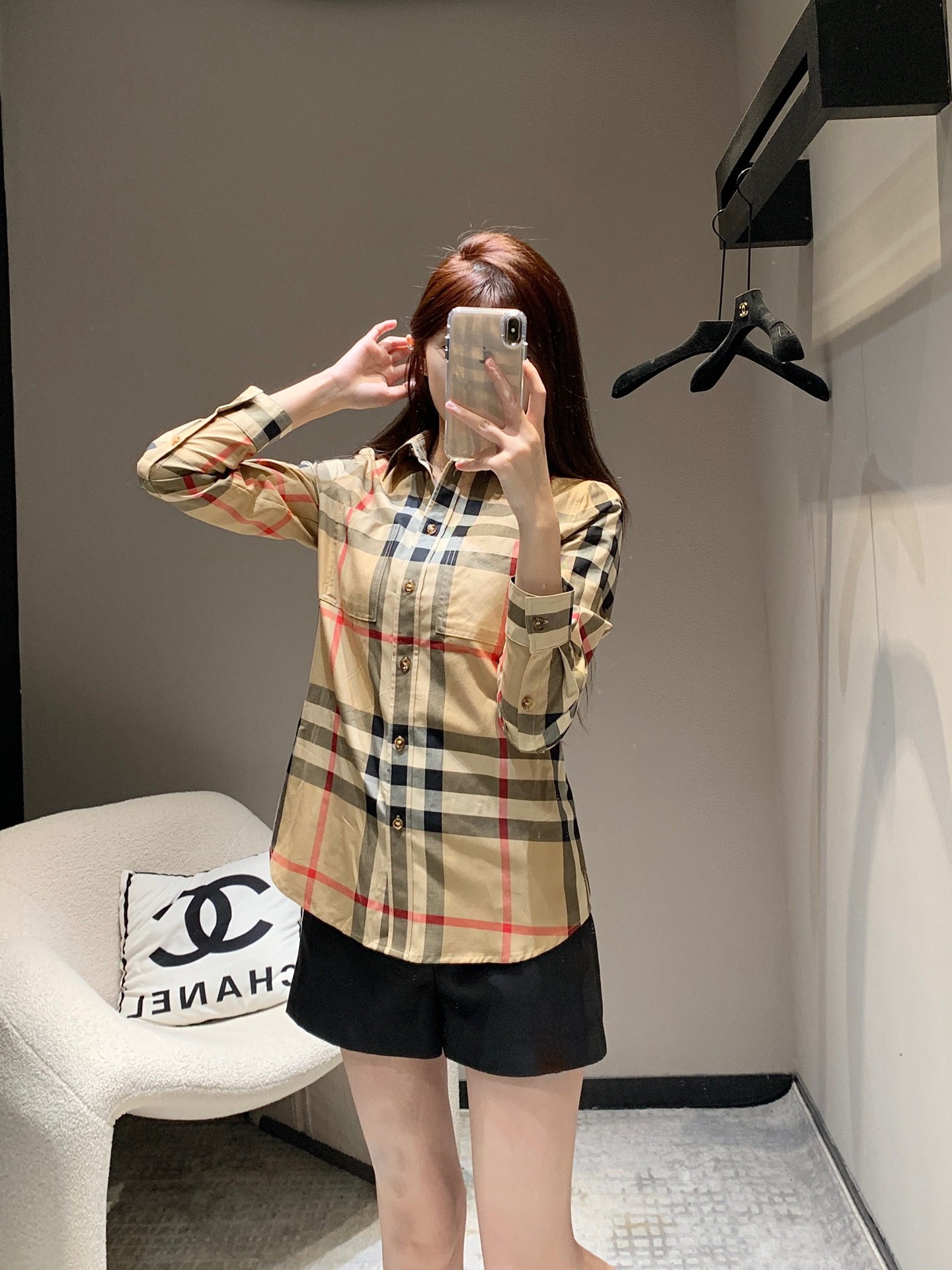 NO:321201,Bulk Burbe*ry 25Ss early spring new style, double pocket checked cotton long-sleeved shirt丨Exclusive high-end production!  This super hot classic model, don’t look too good on the upper body, it’s recommended to crack the wall!  !  The classic style of British Academy style. The original customization is comprehensively tailored and designed, and the original custom imported twill fabric is skin-friendly and soft and delicate!  Perfect workmanship quality depends on the details. S/M/L, burberry, shirts, alexander wang19860909批Burbe*ry 25Ss早春新款 双口袋格纹棉质长袖衬衫丨独家高版出品！这件超级火爆的经典款,上身不要太好看啊,墙裂推荐！！英伦学院风气质经典版型.原版定制全面对格剪裁设计,原版定制进口斜纹面料质感亲肤柔软细腻！完美做工品质看细节.现货发售 S/M/L,,burberry,shirts,alexander wang,Women's clothing