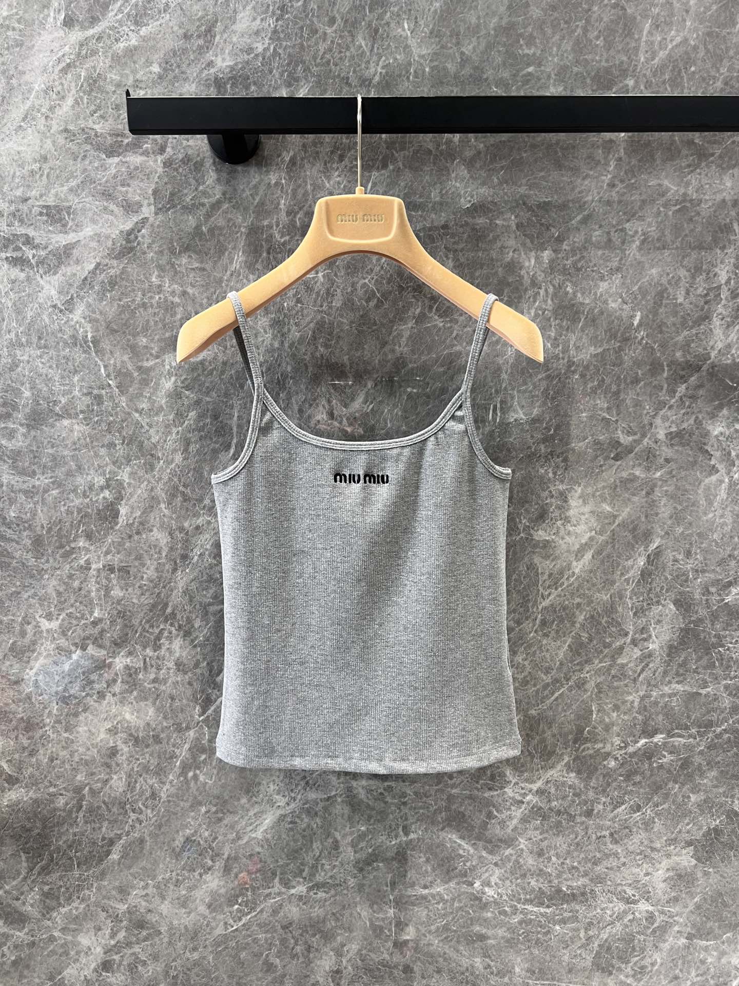 NO:454567,Supports replacement of MiuMi* 25Ss spring and summer new model, gray chest letter embroidered vest small suspender | Exclusive yb development!  High-end production!  Imported high-cost pure cotton fabric has an invincible texture!  The temperament of a girl with age reduction is versatile, and the classic slim fit H-style greatly reduces slimming!  Fashionable essential items. Details are the quality of workmanship!  S/M/L real photos, miumiu, alexander wang19860909支持换款MiuMi* 25Ss春夏新款 灰色胸前字母刺绣背心小吊带丨独家yb开发！高版出品！进口高支数纯棉面料质感无敌！减龄少女气质百搭,经典修身H版型巨减瘦！时髦必备单品.做工品质看细节！现货发售 S/M/L实拍细节图,,miumiu,alexander wang,Women's clothing