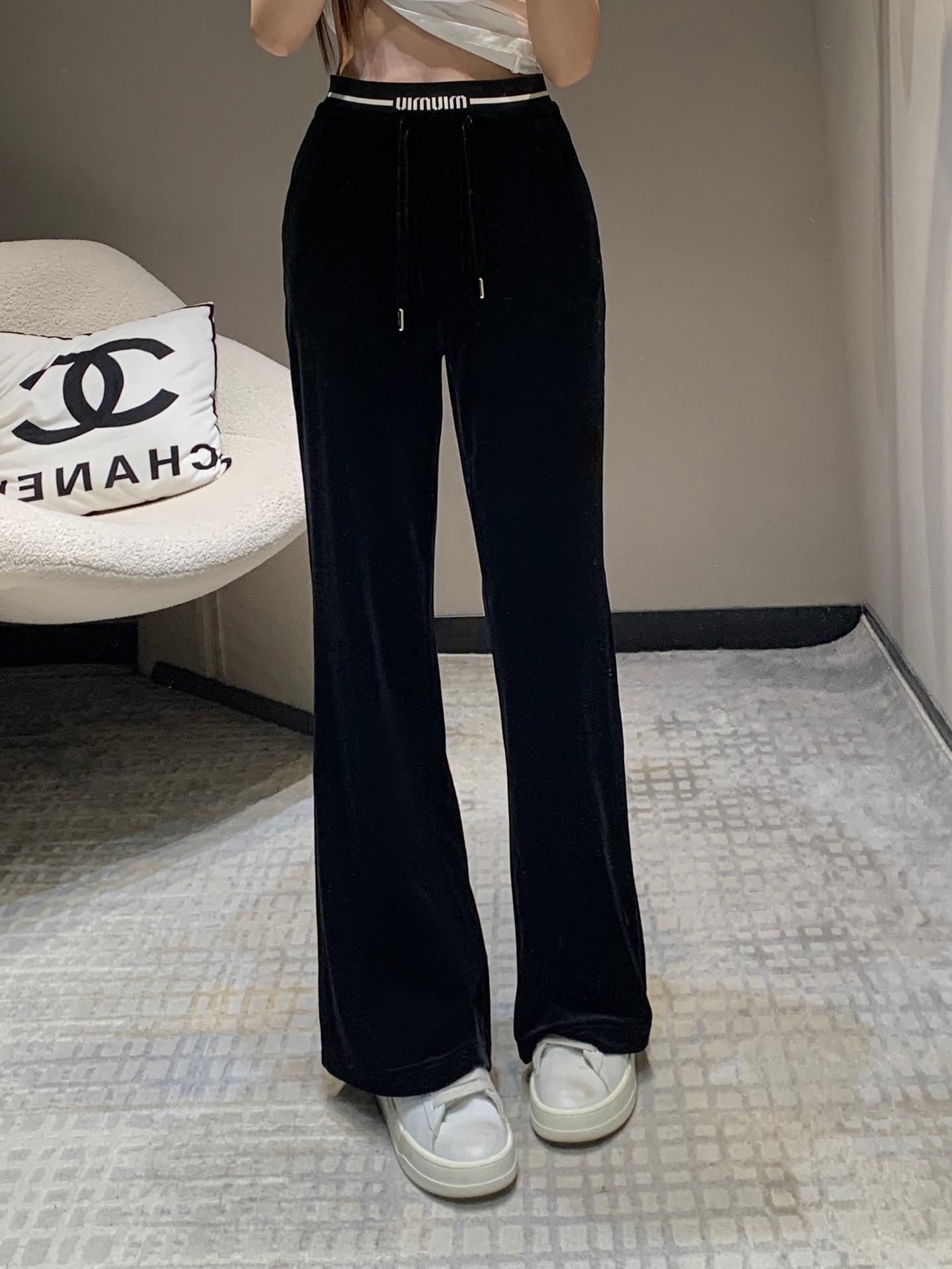 NO:322296,Mium*u 25Ss early spring new style, letter waist velvet casual trousers | Exclusive high-end production!  Customized YB material, get rid of traditional thin, transparent and cheap appearance, perfect restoration of the quality, drawstring elastic waist, wear without embarrassment and inclusiveness, slimming outlines the perfect figure, velvet texture is comfortable to wear, black and white contrast, fashionable and fashionable, versatile and not picky, on-site sale S/M/L,,miumiu,alexander wang19860909批Mium*u 25Ss早春新款 字母腰头丝绒休闲长裤丨独家高版出品！定制YB材质 摆脱传统薄透廉价品相完美还原品相 抽绳松紧腰 穿搭进出不尴尬包容性极好 显瘦勾勒完美身材 丝绒质地穿着舒适黑白撞色 时髦洋气 百搭不挑人 现货发售 S/M/L,,miumiu,alexander wang,Women's clothing