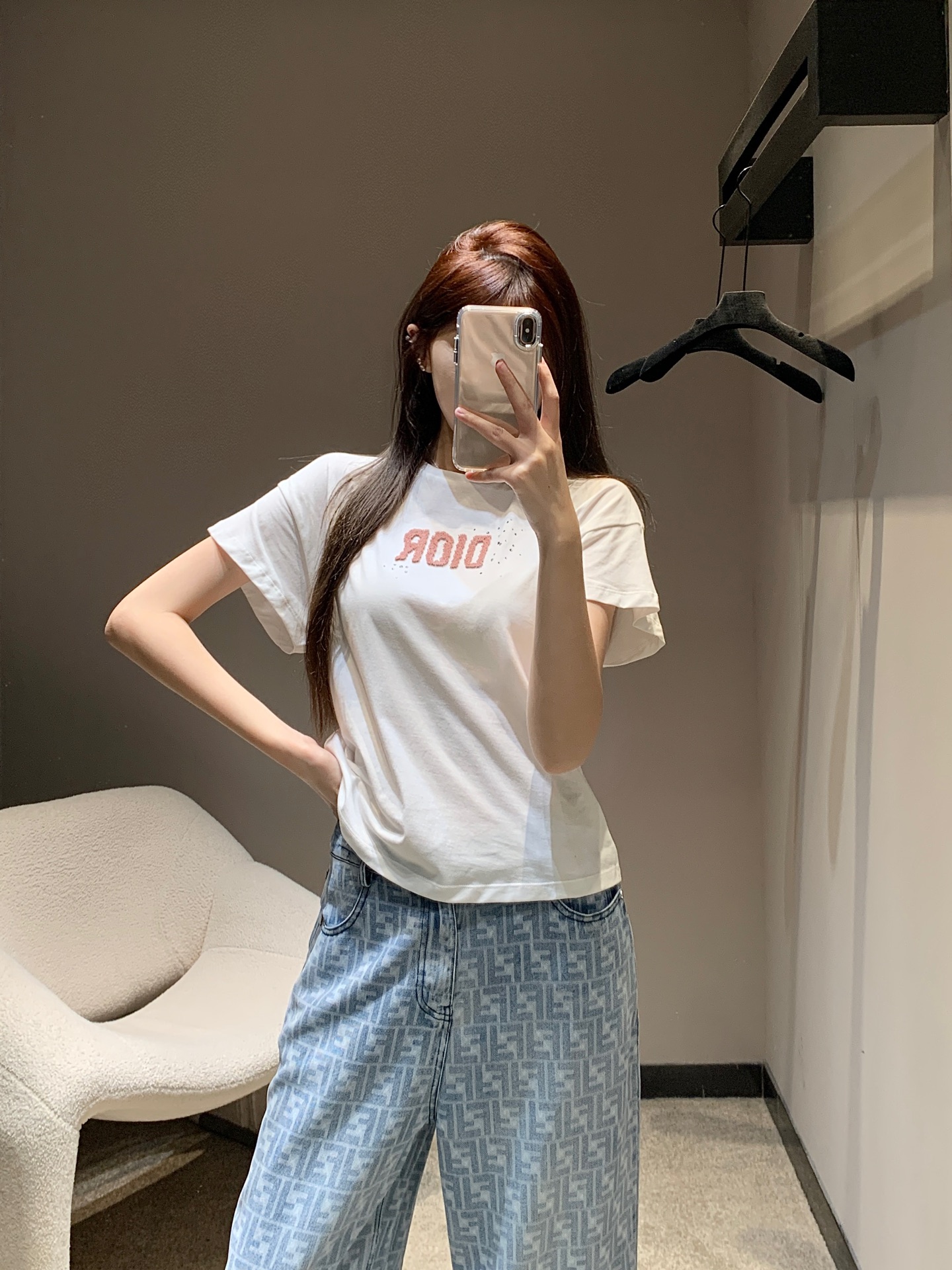 NO:321231,Dio* 24Ss early spring new style flocking rhinestone letter logo T-shirt | Exclusive yb development!  High-end production!  Regular T-shirt cutting highlights the brand style. Made of gram-weight pure cotton. It has a full drape and gives a visual effect of slimming. The chest is flocked with toothbrushes to highlight the brand logo pattern. It collides with sporadic rhinestones around. Fashion and high-end feel is instantly created. Create a personalized style. S/M/L,,dior,tees, t-shirt,alexander wang19860909批Dio* 24Ss早春新款 植绒水钻字母logoT恤丨独家yb开发！高版出品！常规T恤裁剪 凸显品牌格调 采用克重纯棉制成 垂坠感十足 呈现显瘦视觉效果 胸前利用牙刷植绒效果突出品牌徽标图案 与周边零星水钻碰撞 时尚高级感立现 打造个性风格 现货发售 S/M/L,,dior,tees，t-shirt,alexander wang,Women's clothing